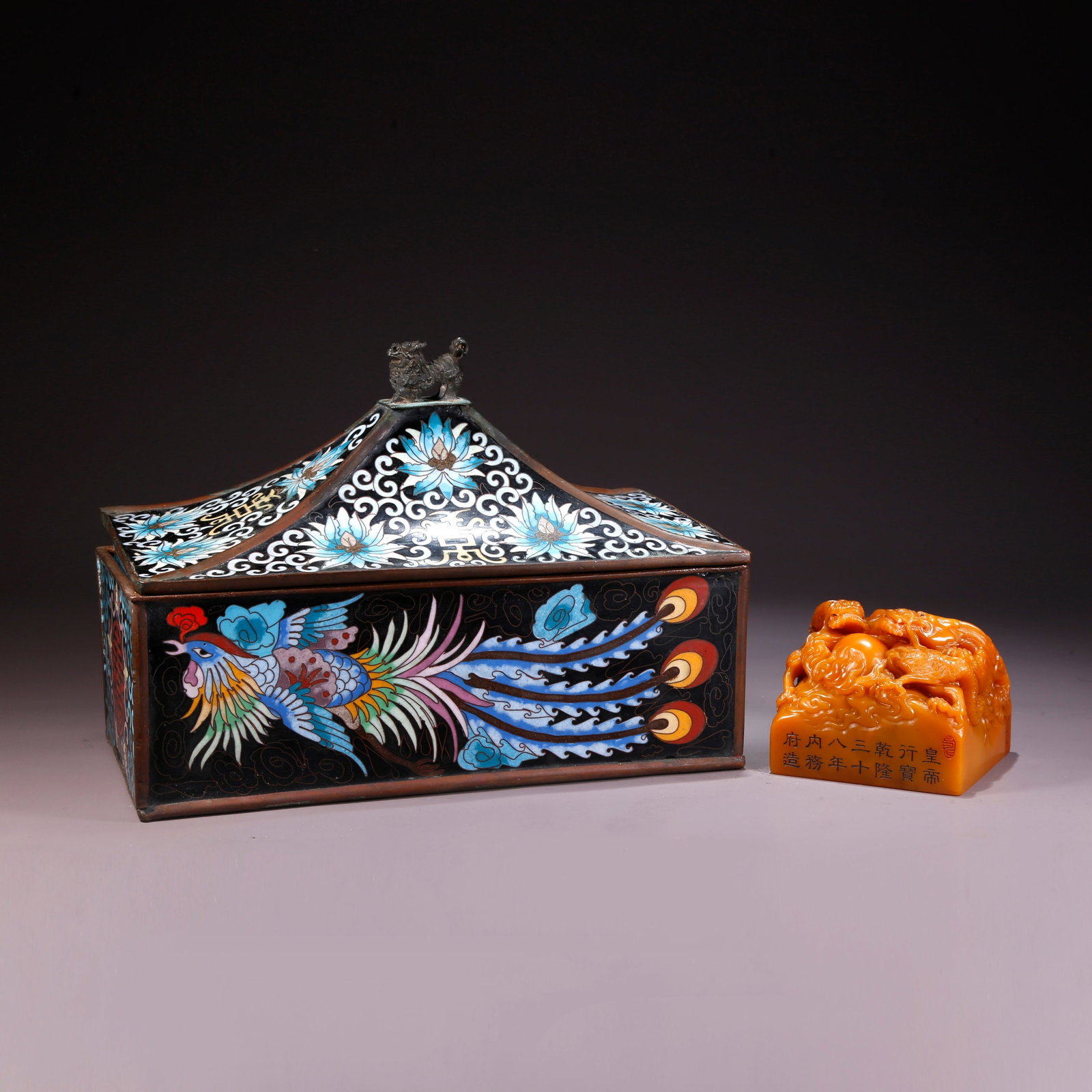 A SHOUSHAN TIANHUANG STONE DOUBLE-DRAGON PLAYING PEARL-HEAD SEAL: Shoushan Tianhuang Stone Double-Dragon Playing Pearl-Head Seal
