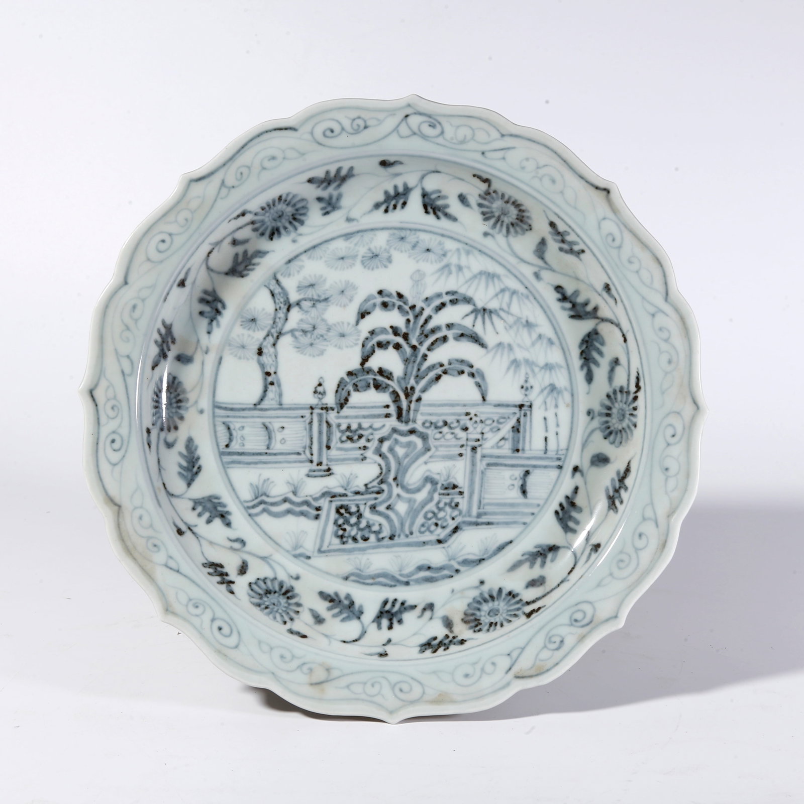 A BLUE-AND-WHITE DONGSHI FLORAL PATTERN WASH BASIN (1 of 10)