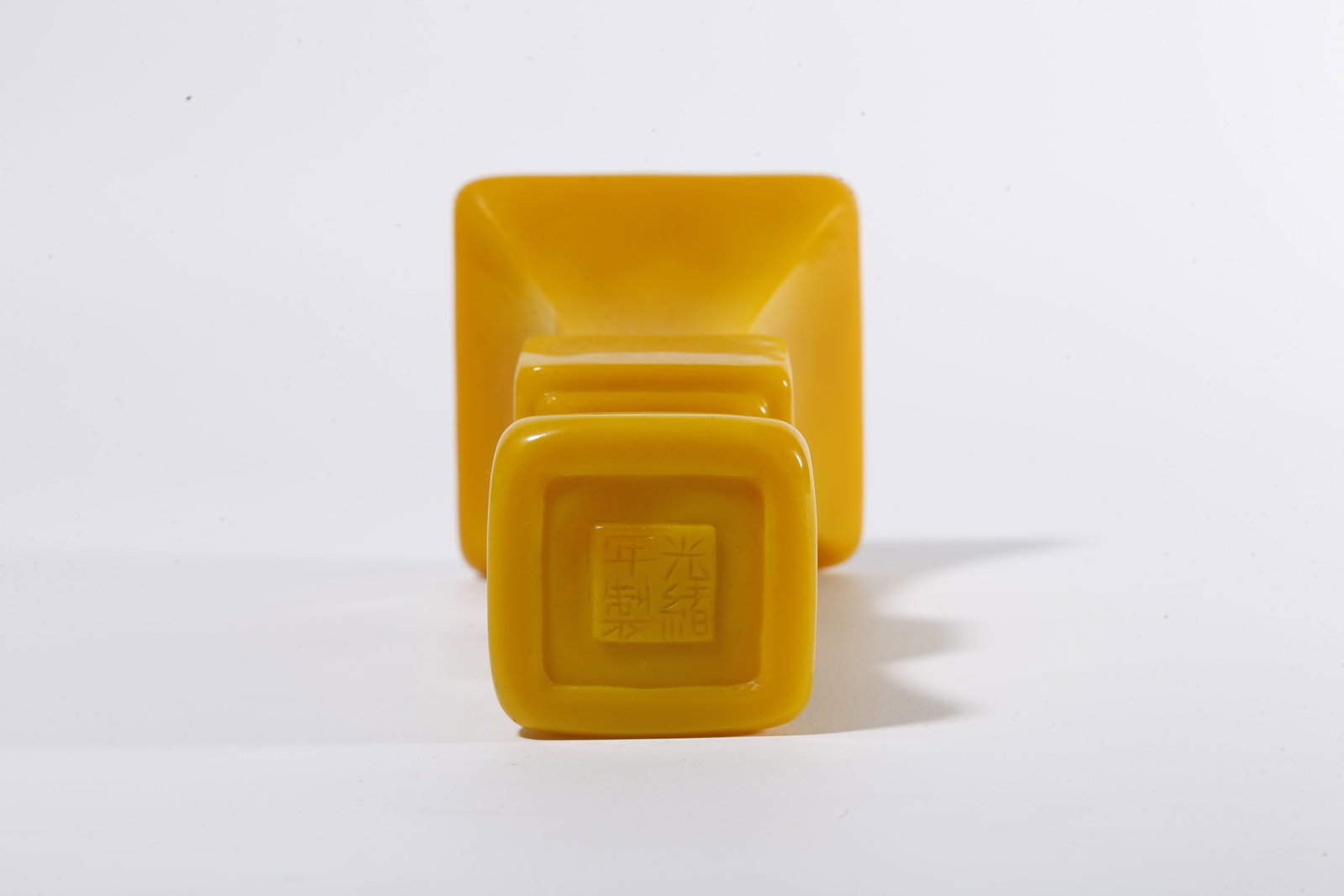 A GLASS GU-SHAPED VASE - 10