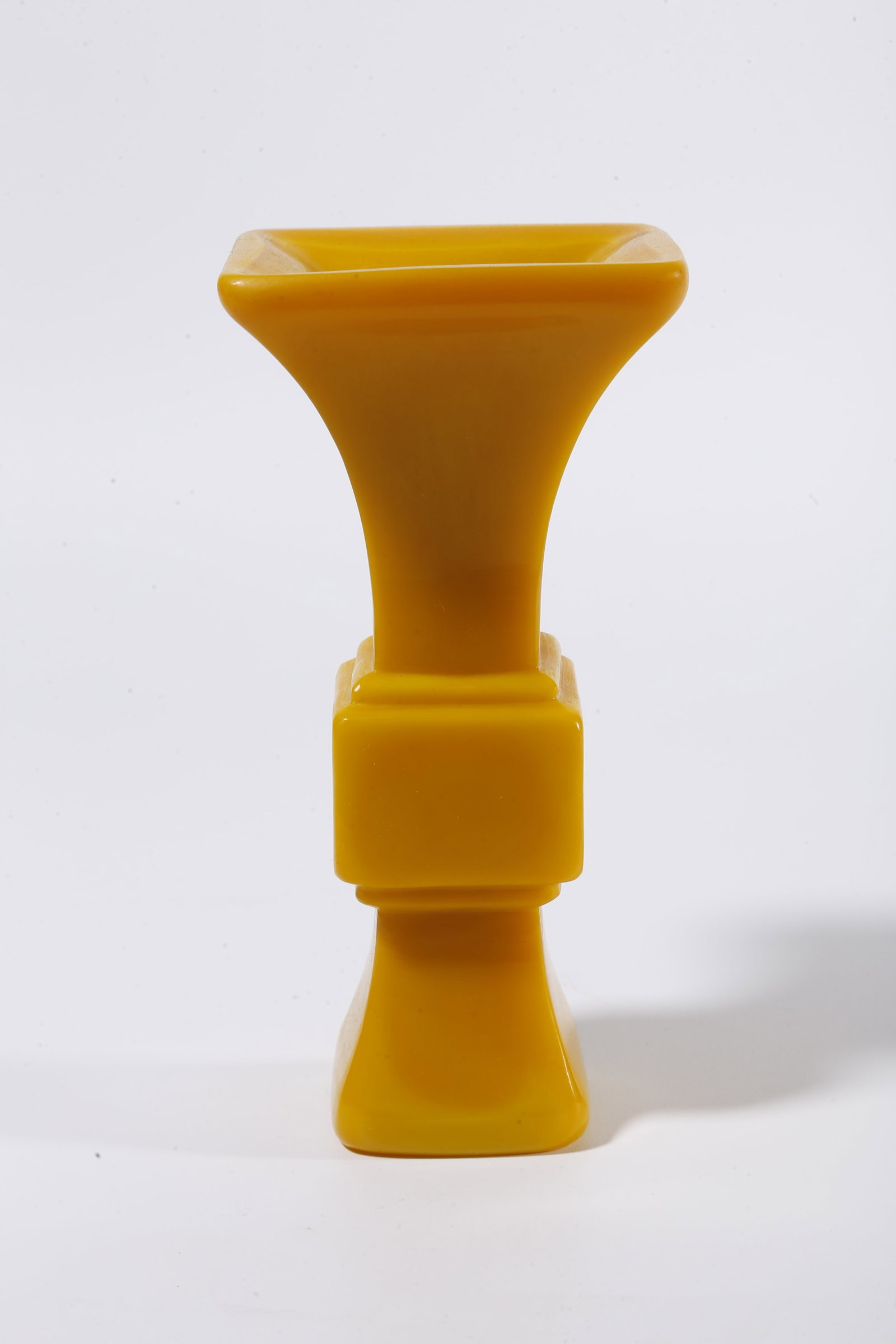 A GLASS GU-SHAPED VASE - 4