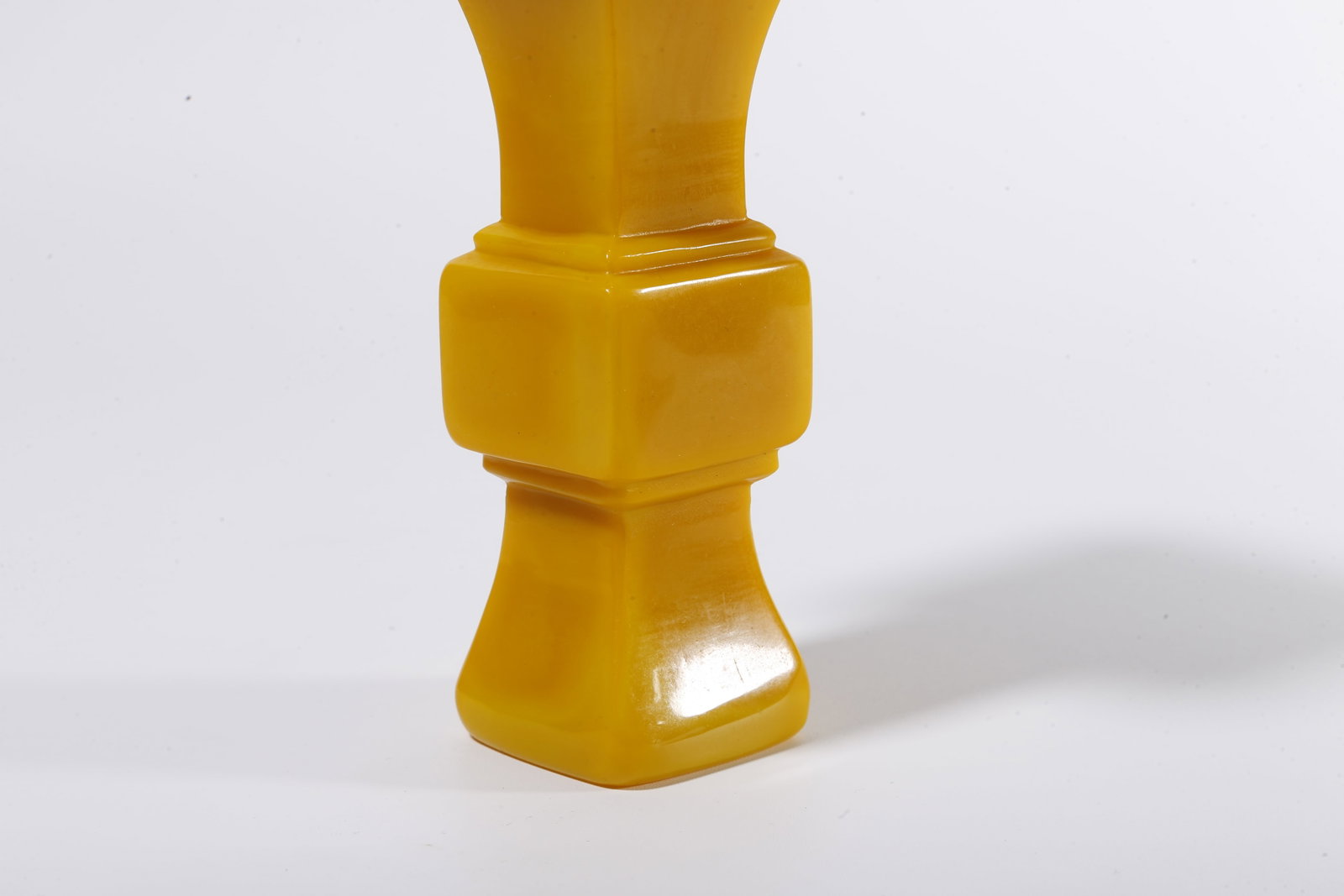 A GLASS GU-SHAPED VASE - 8