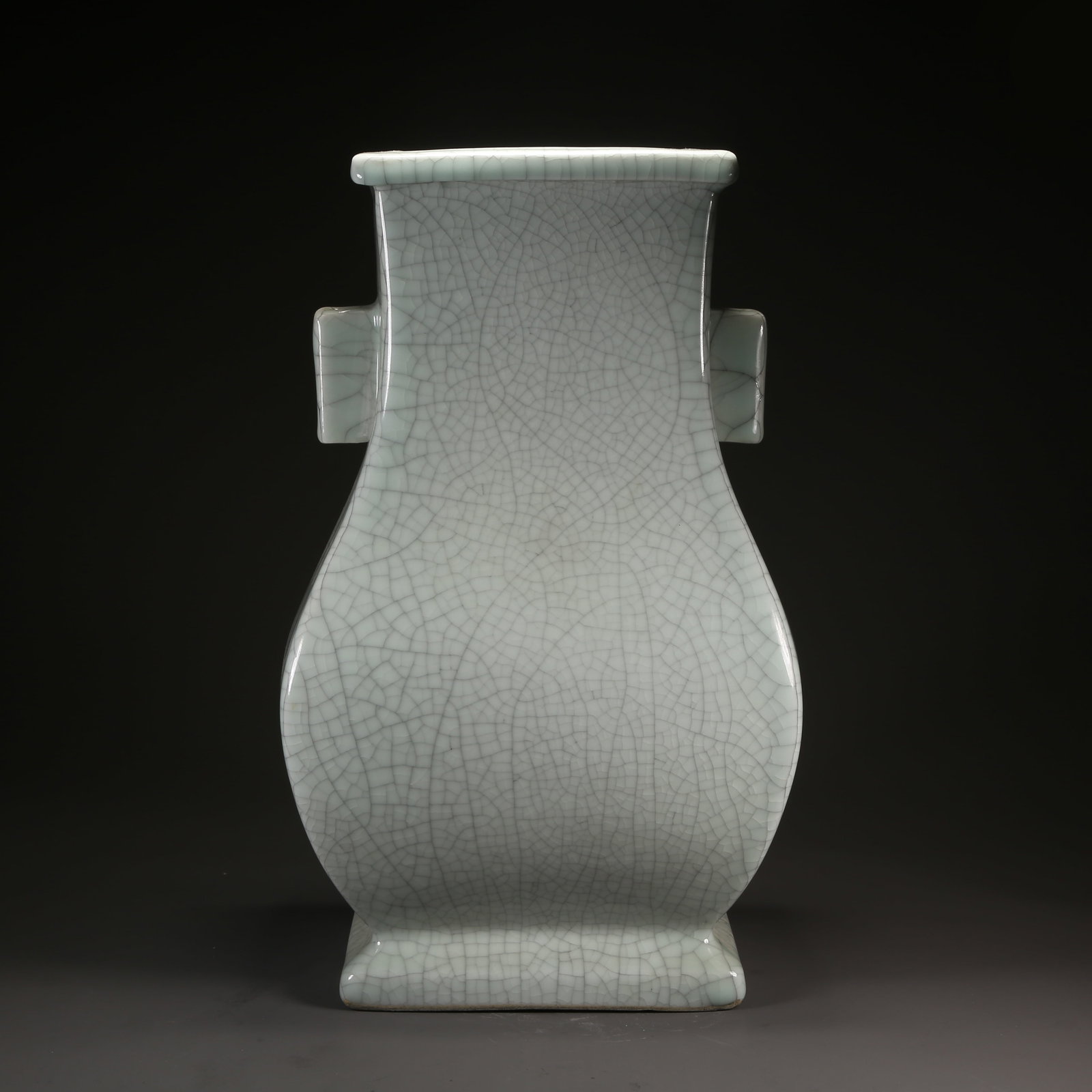 A GE KILN SQUARE-MOUTH LUG-HANDLED BOTTLE: Ge kiln square-mouth lug-handled bottle