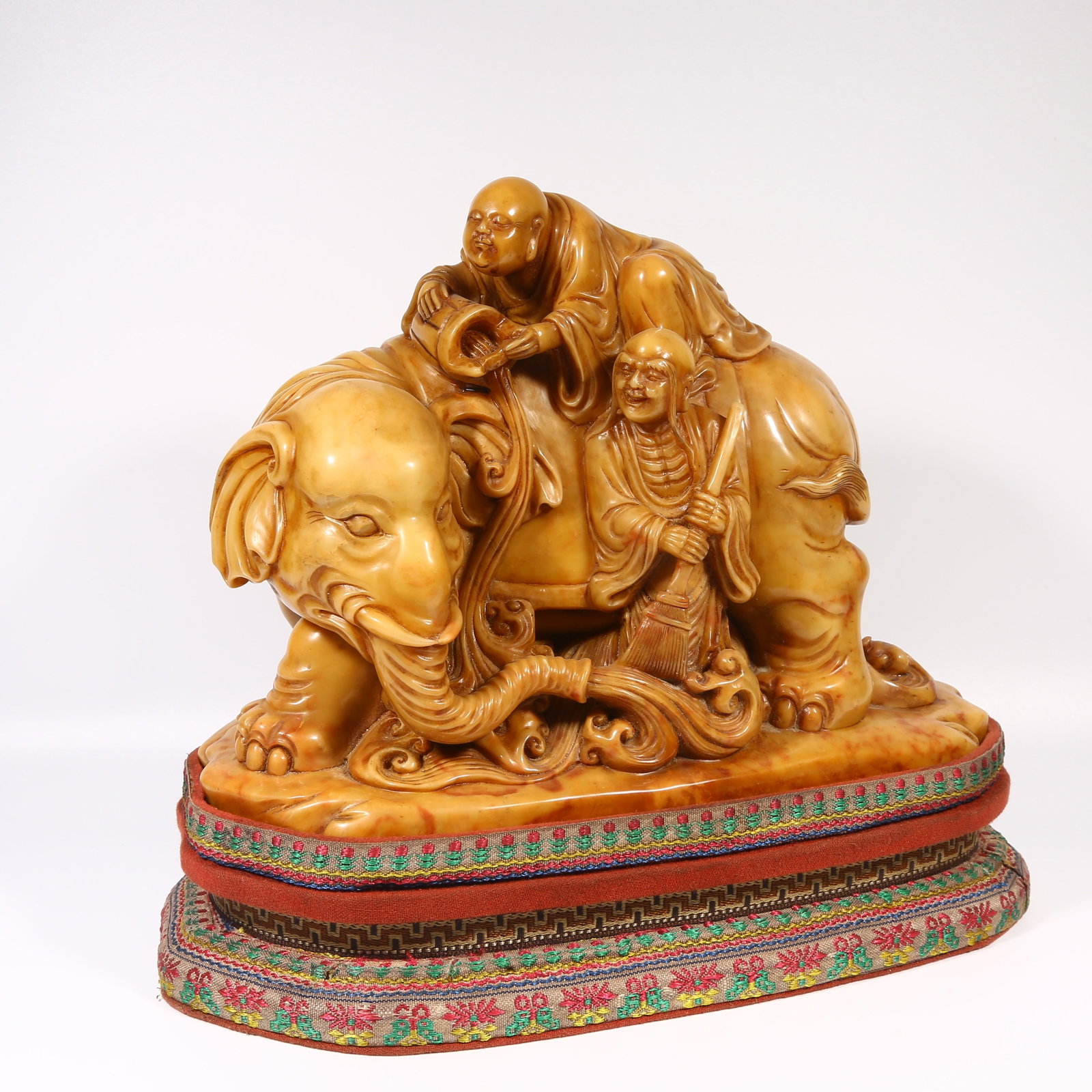 A SHOUSHAN STONE ARHAT WASH ELEPHANT ORNAMENT: Shoushan stone arhat wash elephant ornament