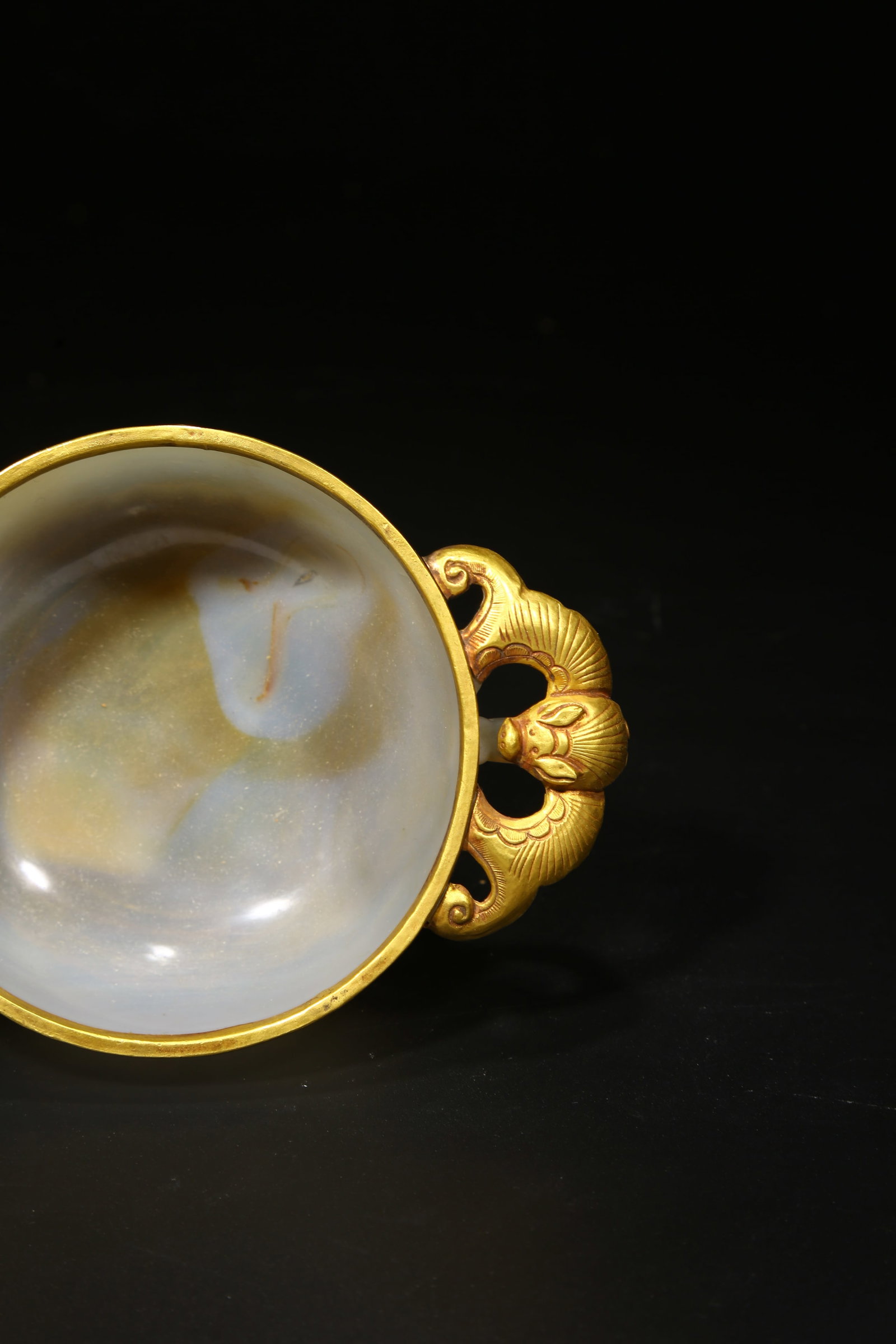 A AGATE DOUBLE-HANDLED CUP - 8
