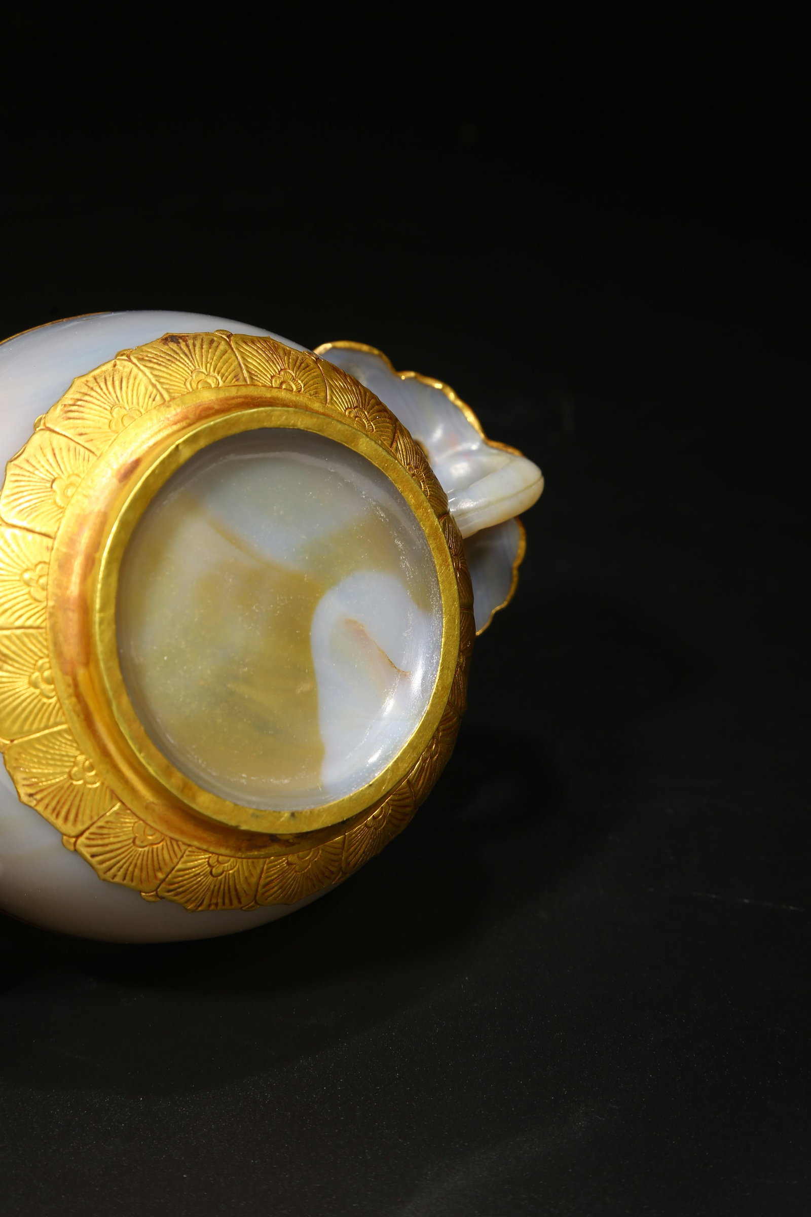 A AGATE DOUBLE-HANDLED CUP - 9
