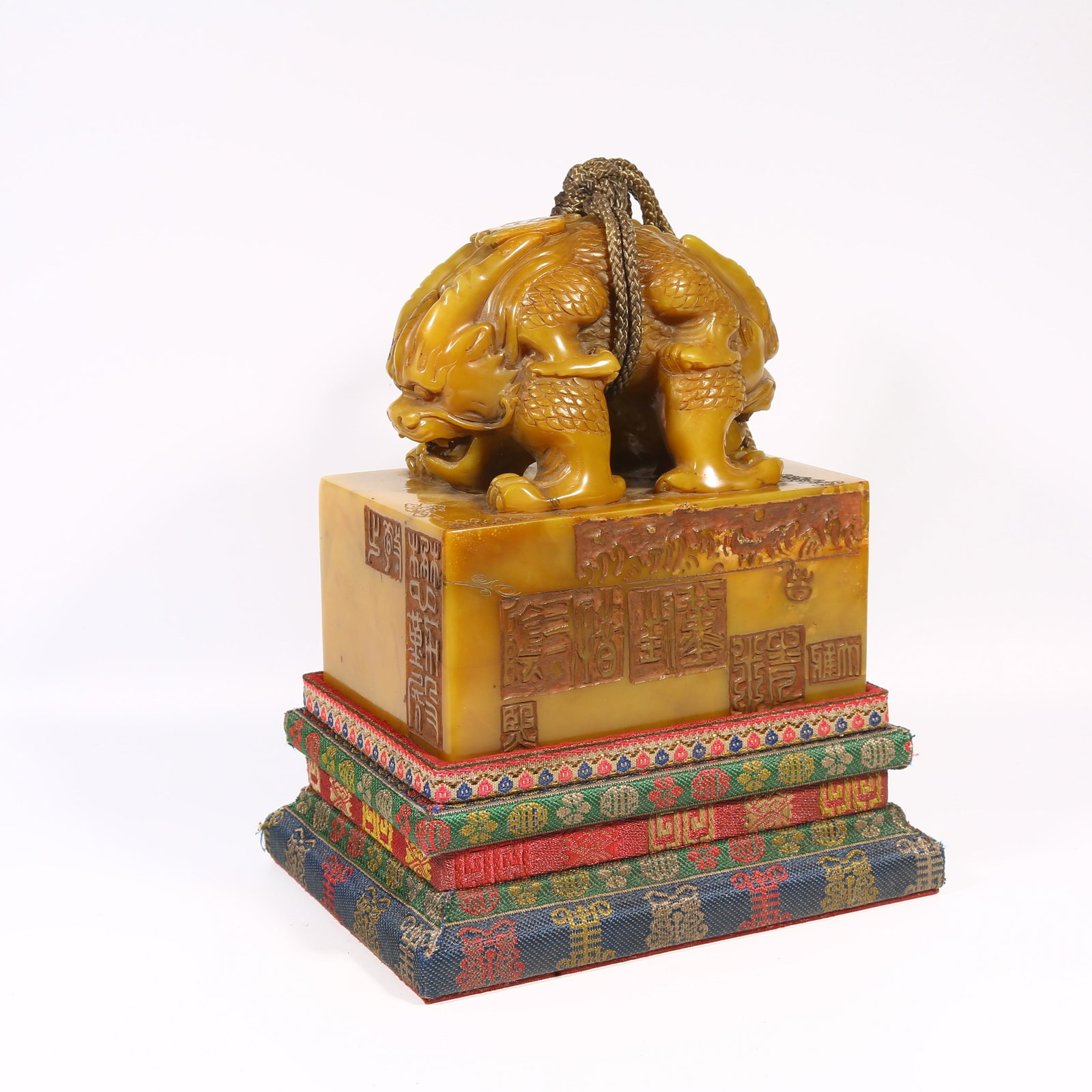 A SHOUSHAN STONE SEAL WITH INTERLOCKED DRAGONS-SHAPED KNOB: Shoushan stone seal with interlocked dragons-shaped knob