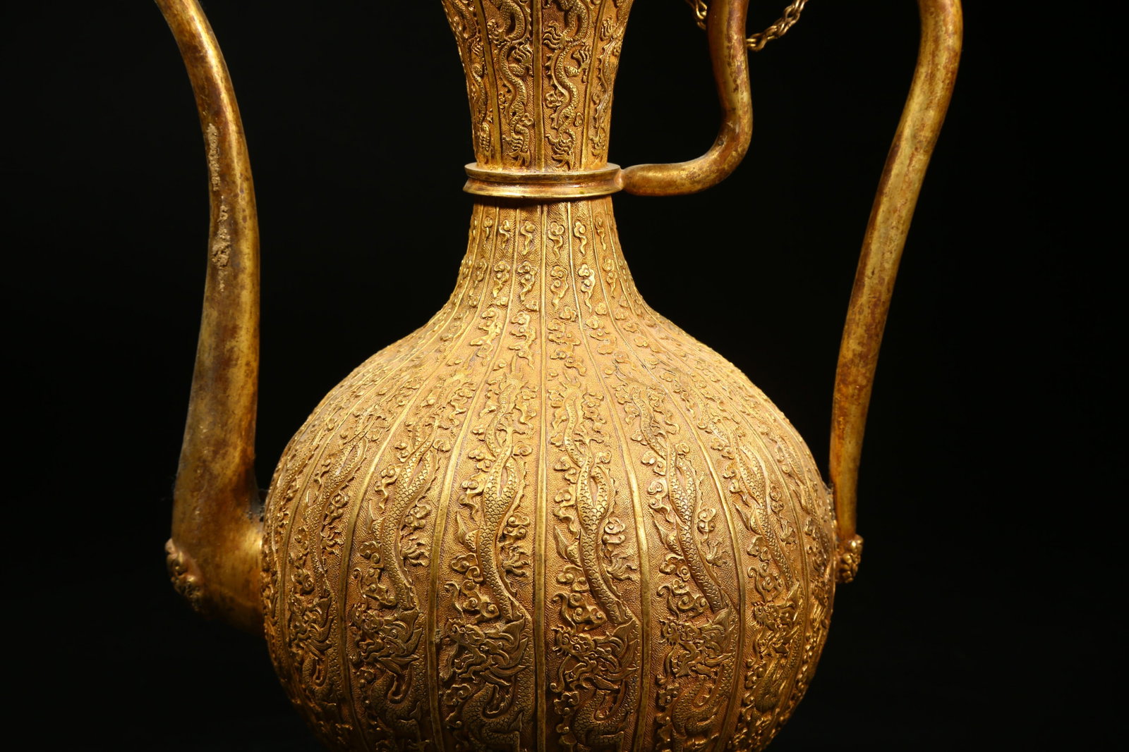 A GILT BRONZE EWER WITH DRAGON PATTERN - 3