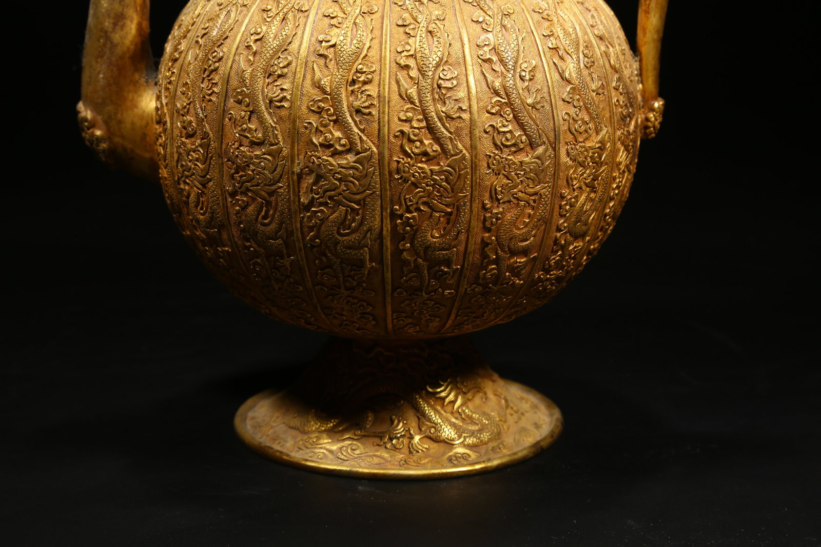 A GILT BRONZE EWER WITH DRAGON PATTERN - 4