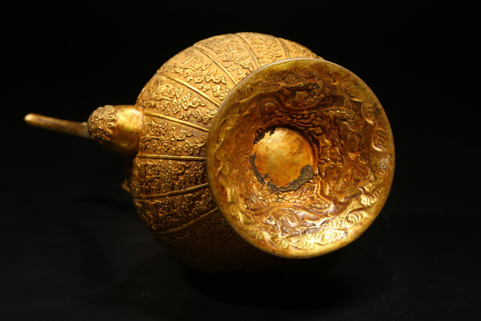 A GILT BRONZE EWER WITH DRAGON PATTERN - 9