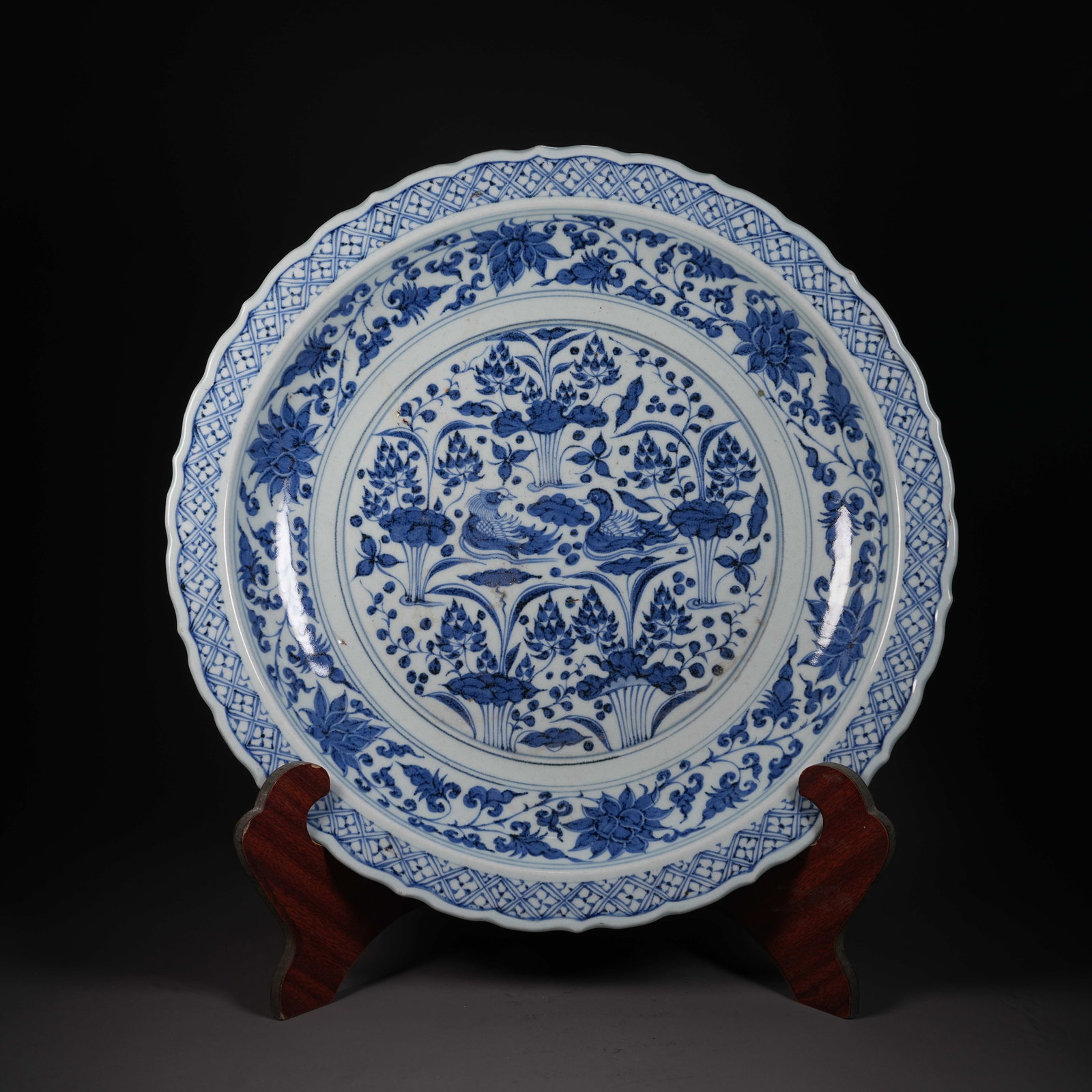 A BLUE-AND-WHITE LARGE DISH WITH LOTUS POND MOTIFS AND FOLIATE RIM (1 of 8)