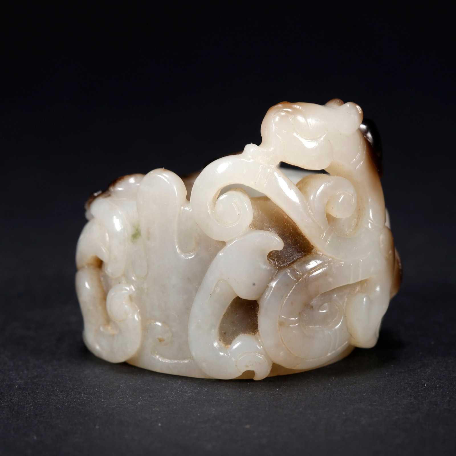 A HETIAN JADE DRAGON PATTERN RING (1 of 8)