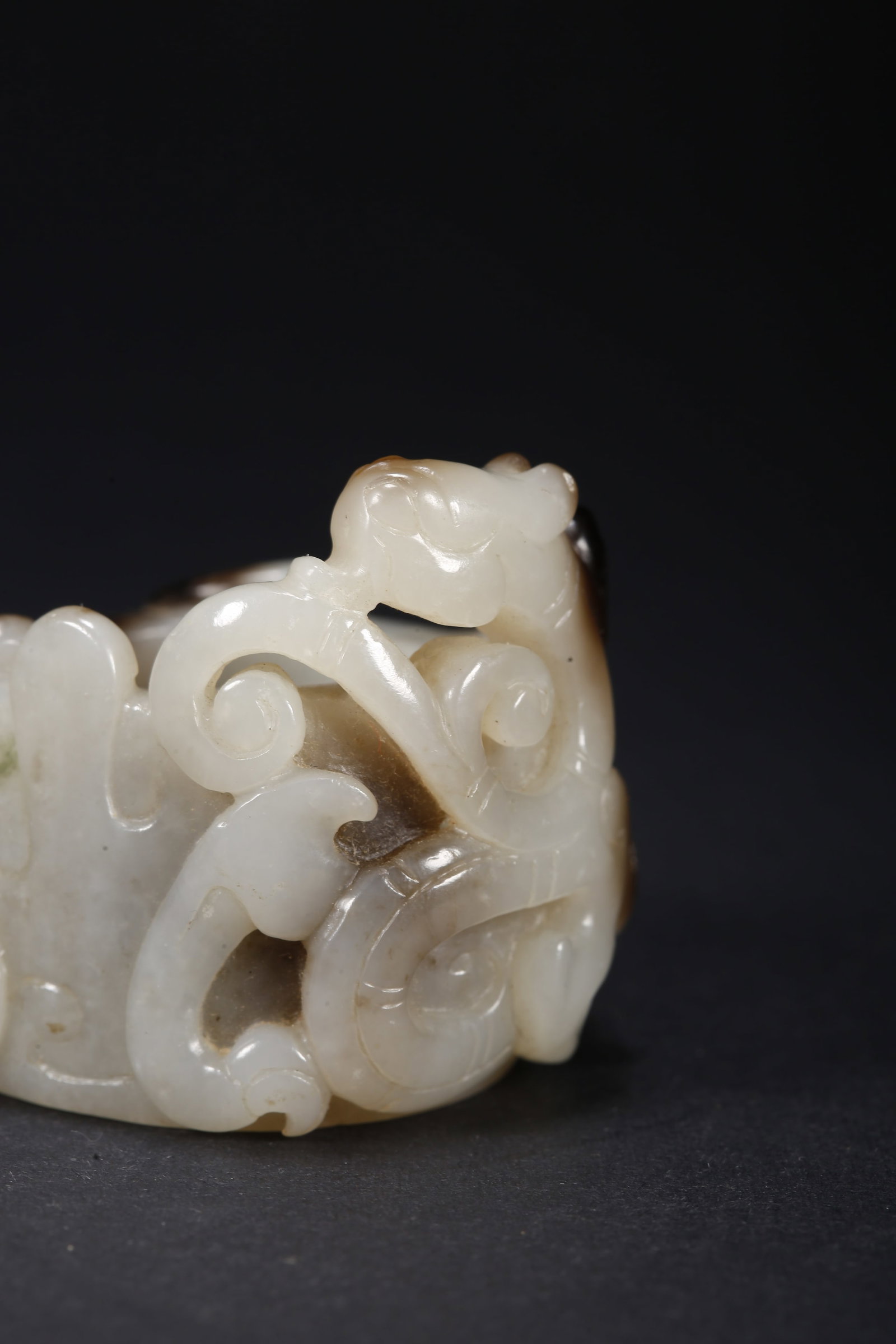 A HETIAN JADE DRAGON PATTERN RING - 2