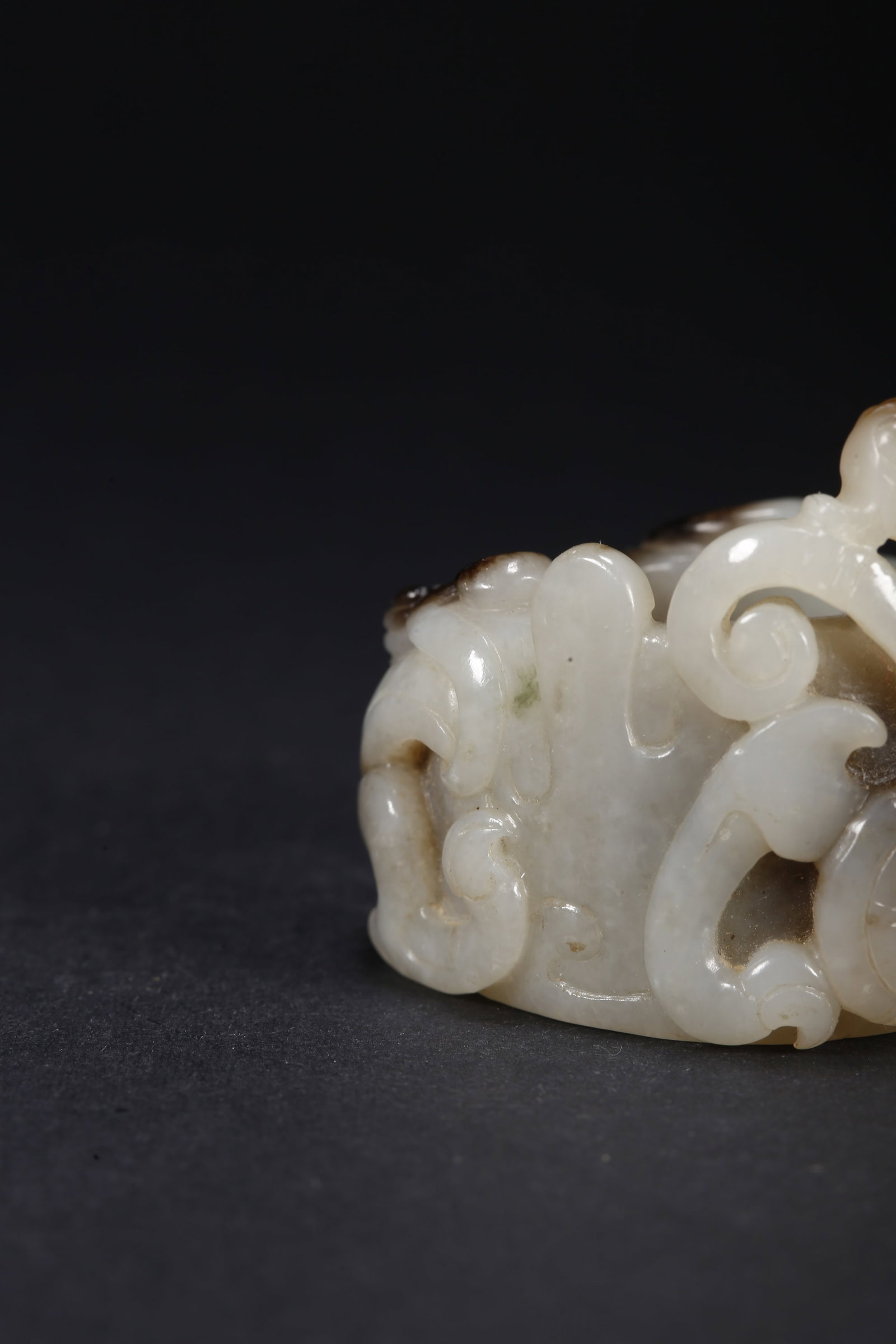 A HETIAN JADE DRAGON PATTERN RING - 3