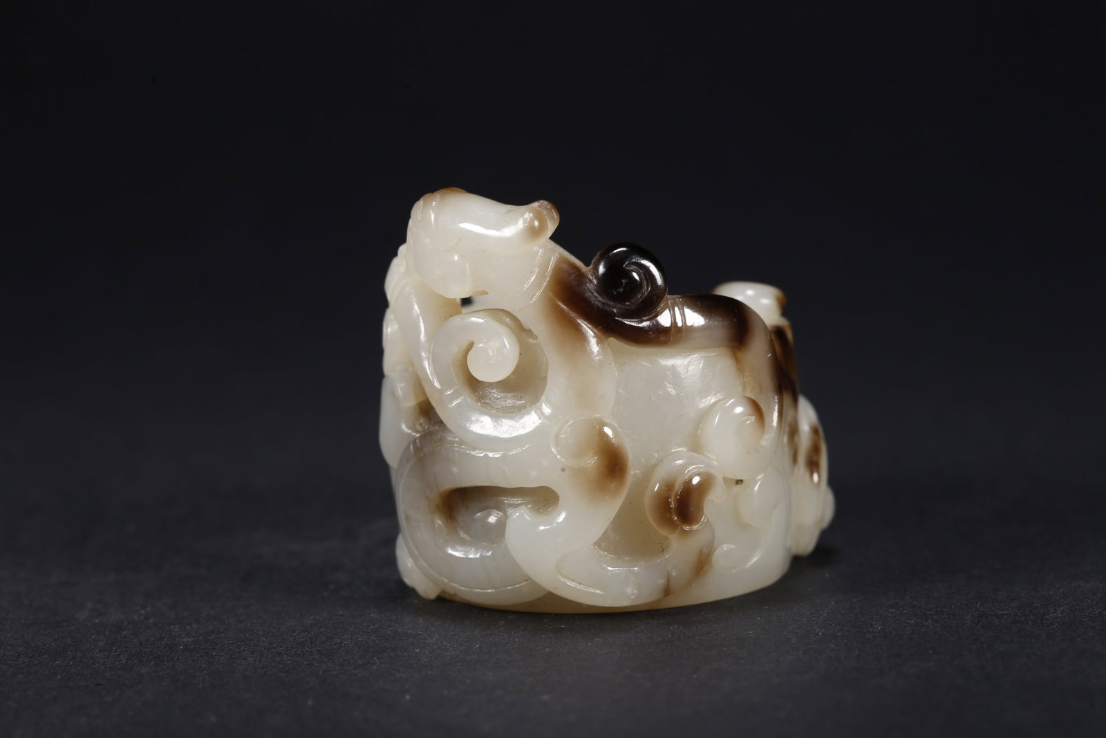 A HETIAN JADE DRAGON PATTERN RING - 4