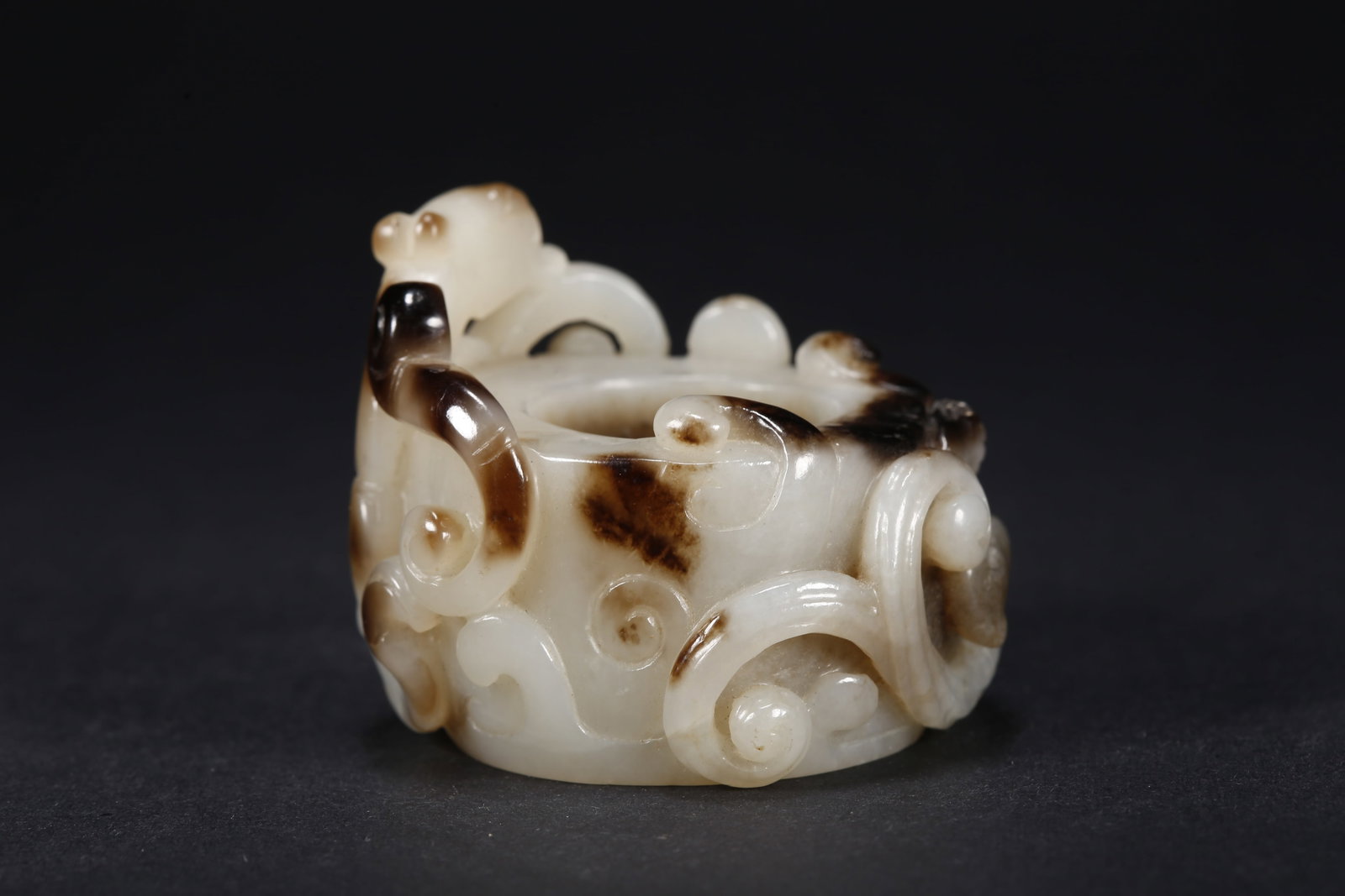 A HETIAN JADE DRAGON PATTERN RING - 5