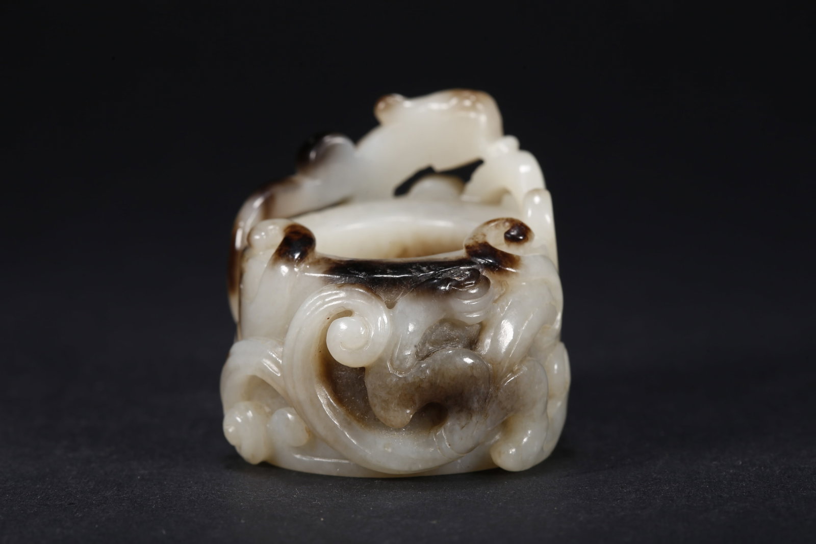A HETIAN JADE DRAGON PATTERN RING - 6