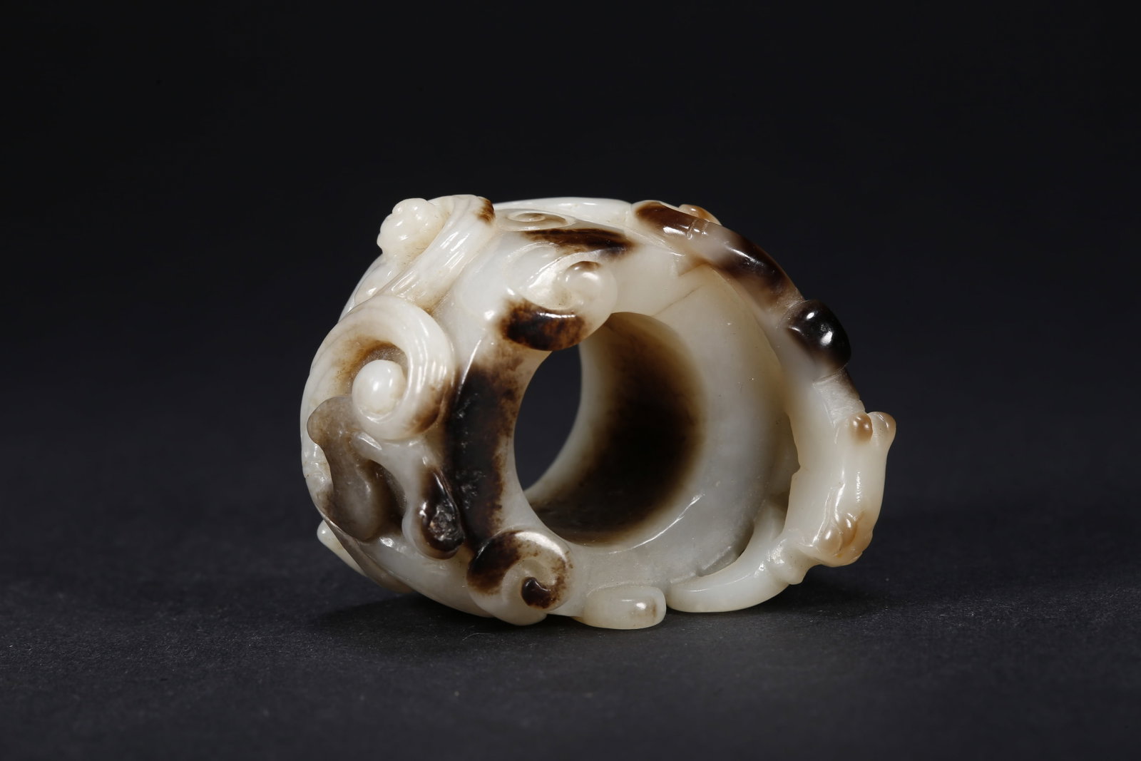 A HETIAN JADE DRAGON PATTERN RING - 7