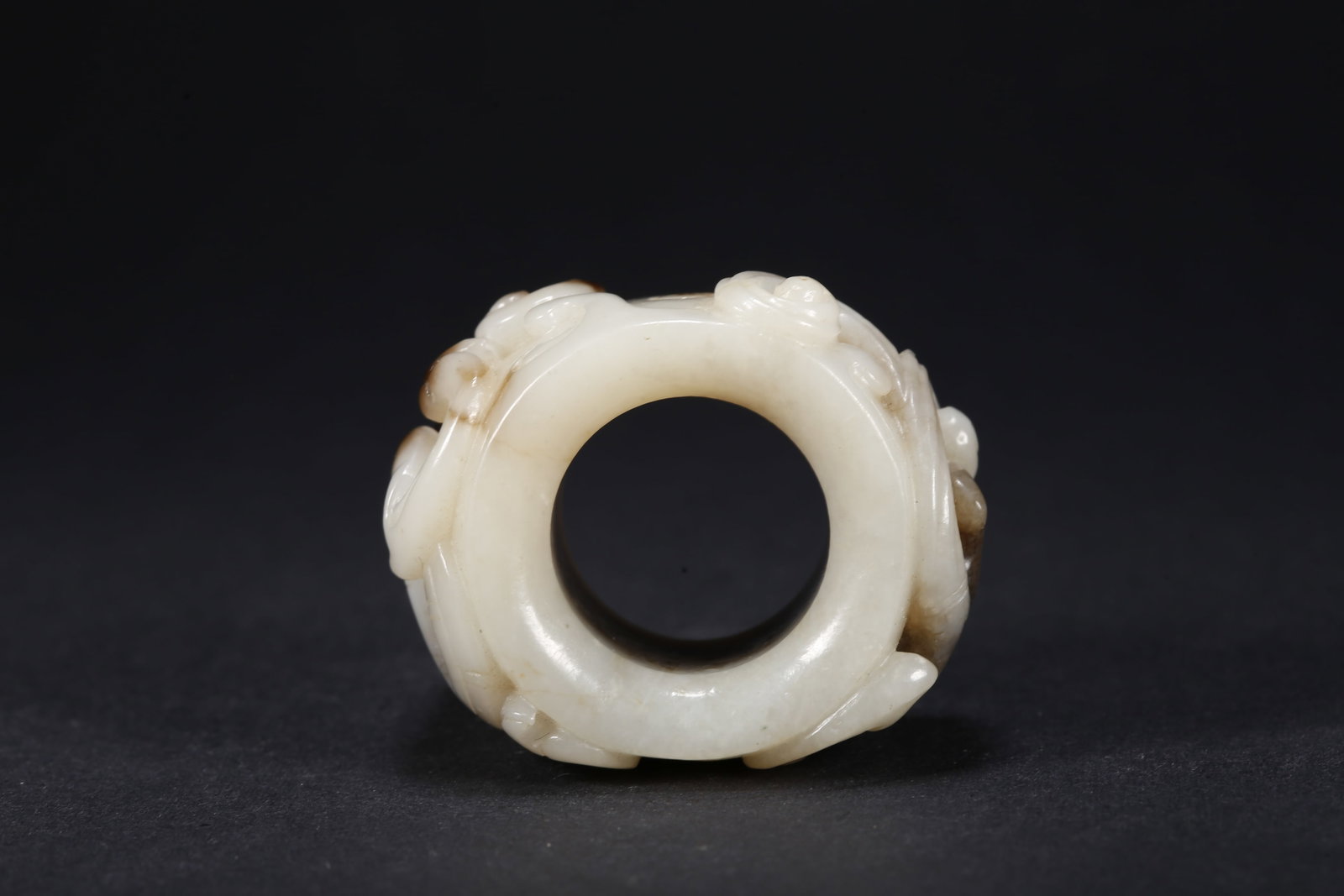A HETIAN JADE DRAGON PATTERN RING - 8