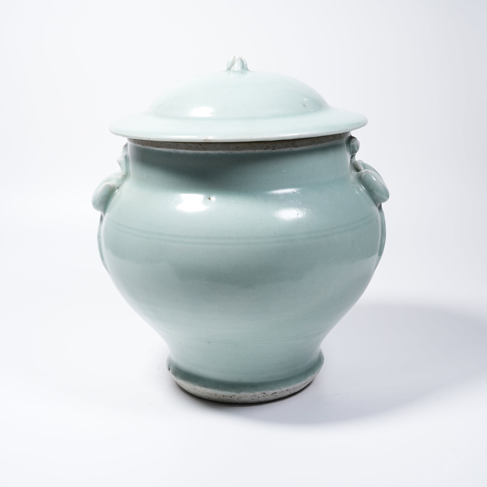 A LONGQUAN KILN PEACH-EARED COVERED JAR (1 of 9)