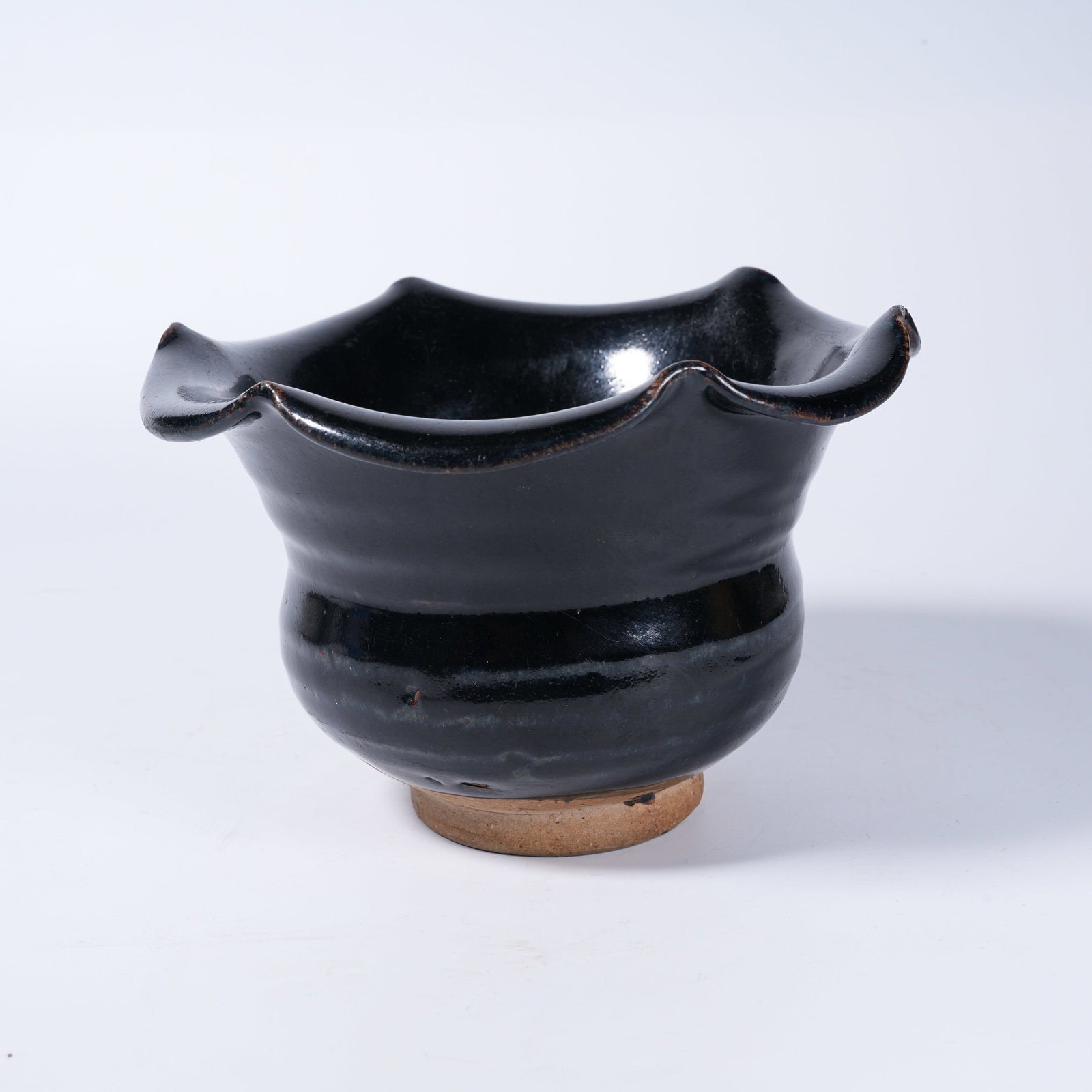 A CIZHOU KILN FLORAL-RIM BASIN: Cizhou Kiln Floral-rim Basin