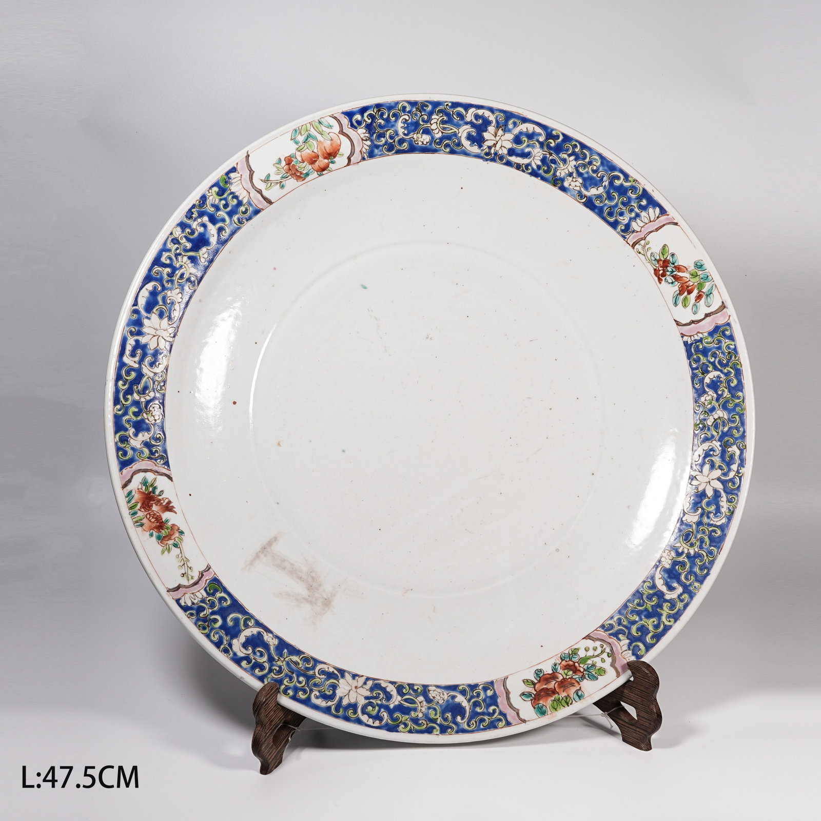 A LARGE FAMILLE ROSE PLATE WITH ANTIQUE PATTERN: Large Famille Rose Plate with Antique Pattern