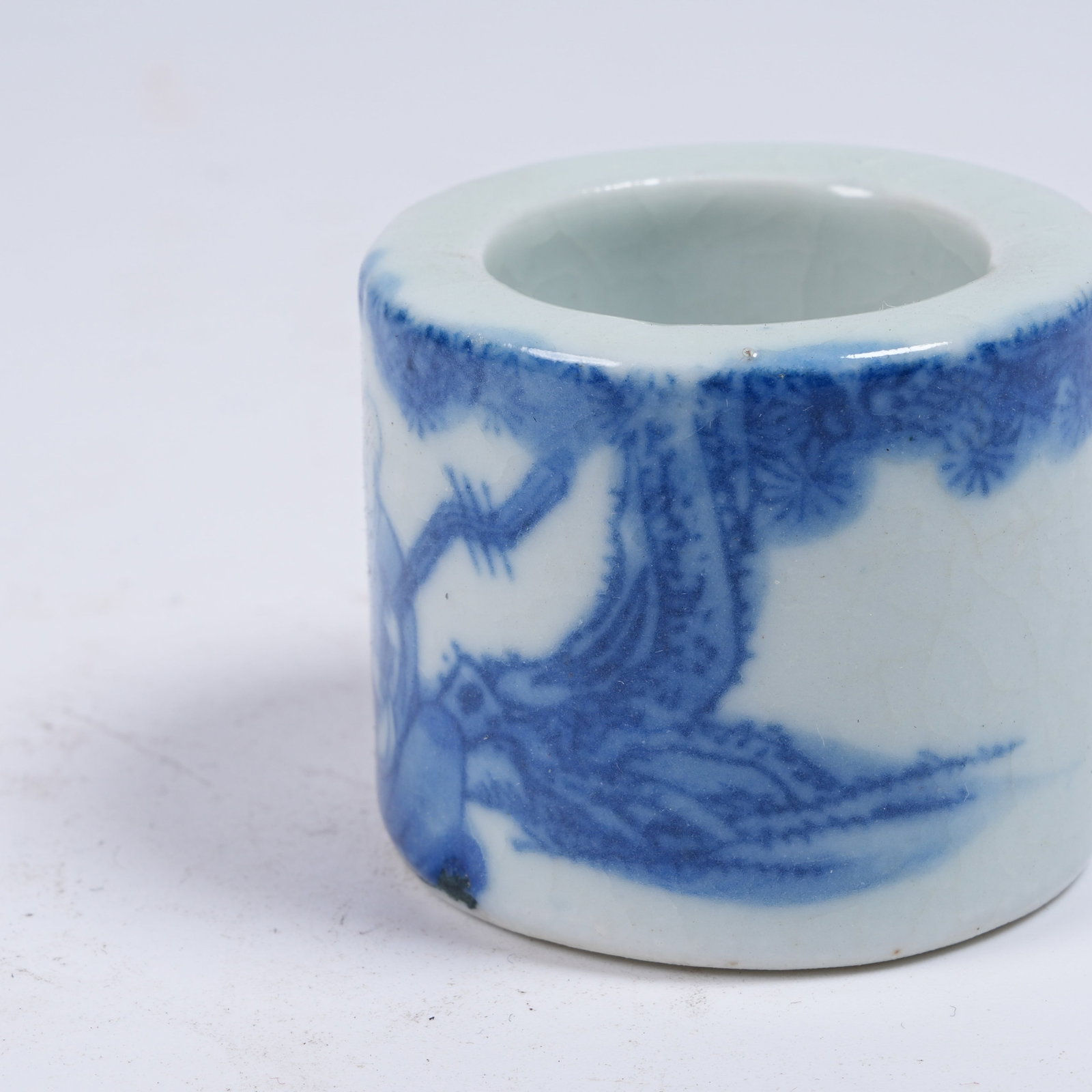 A BLUE AND WHITE THUMB RING WITH ARHAT PATTERN - 5