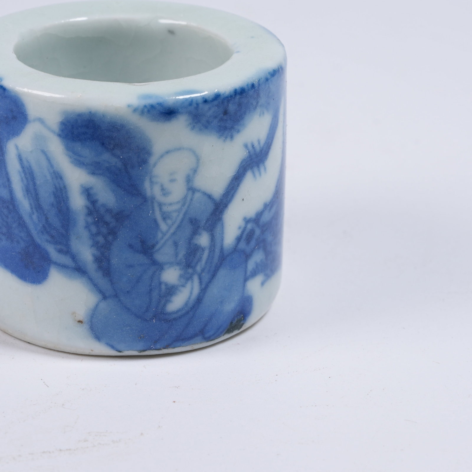 A BLUE AND WHITE THUMB RING WITH ARHAT PATTERN - 6