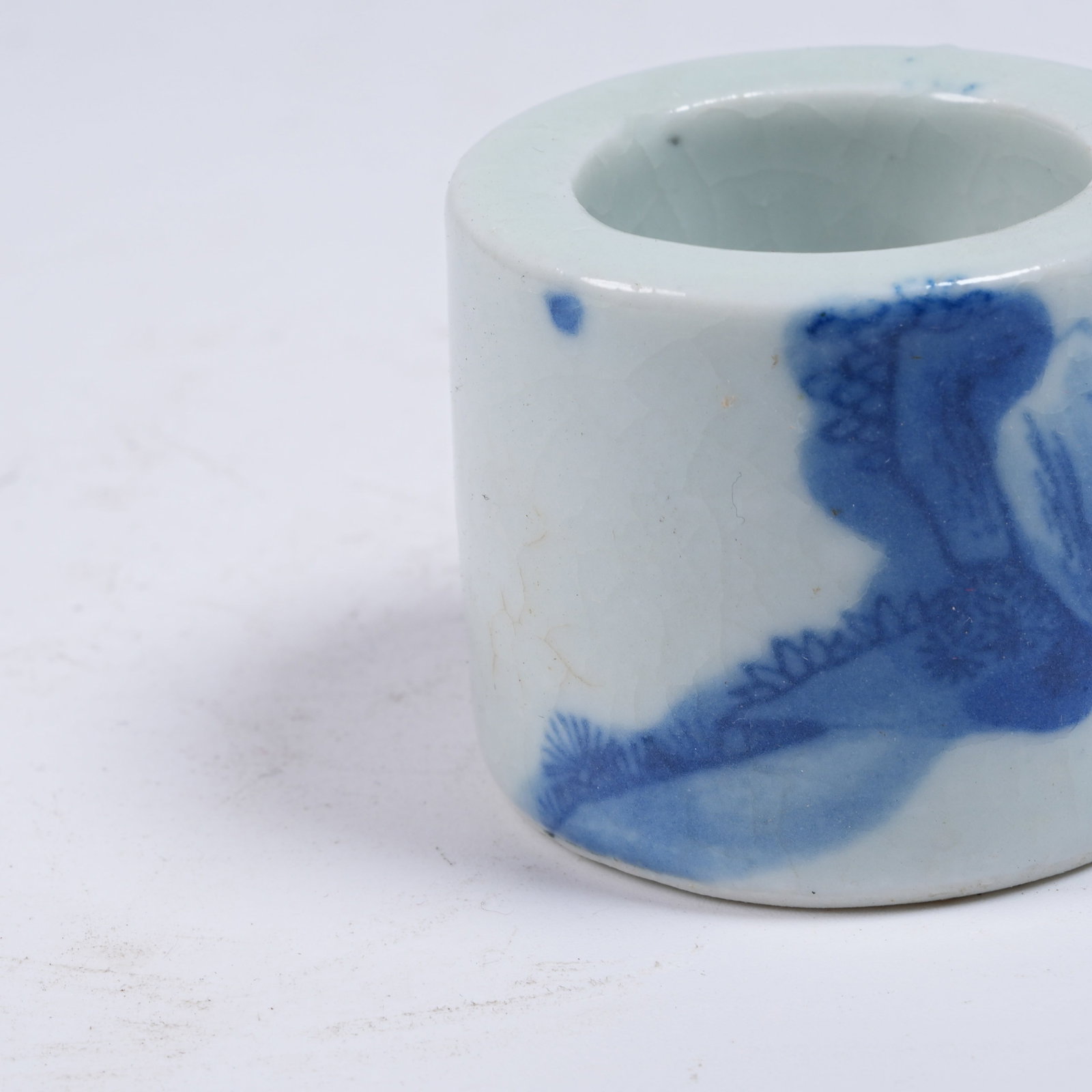 A BLUE AND WHITE THUMB RING WITH ARHAT PATTERN - 7