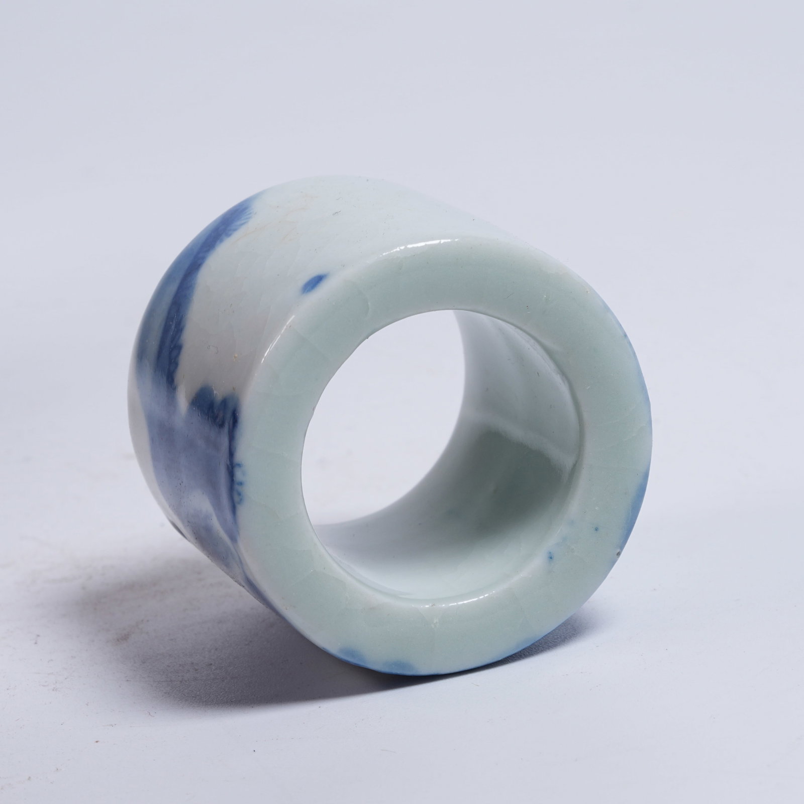 A BLUE AND WHITE THUMB RING WITH ARHAT PATTERN - 8