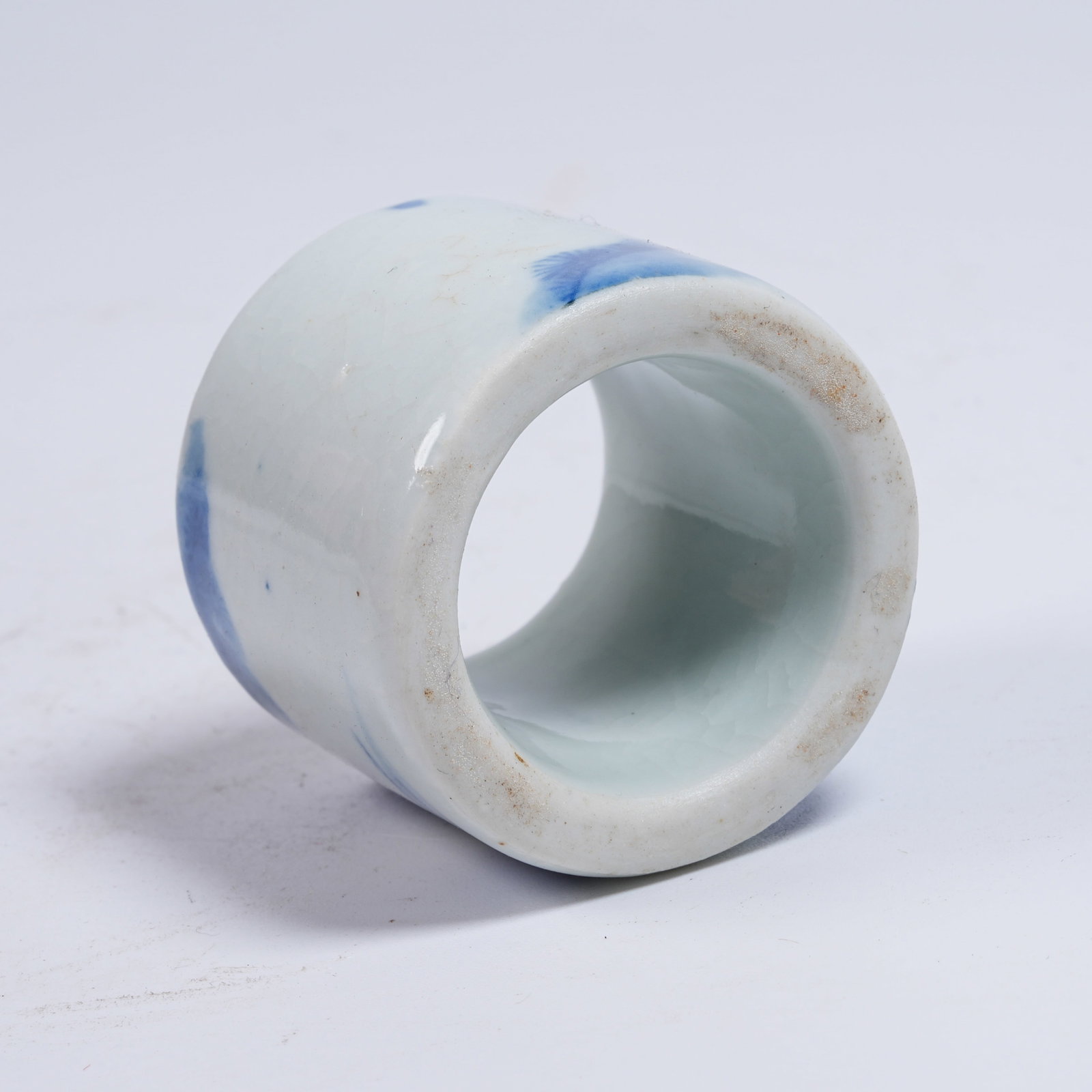 A BLUE AND WHITE THUMB RING WITH ARHAT PATTERN - 9