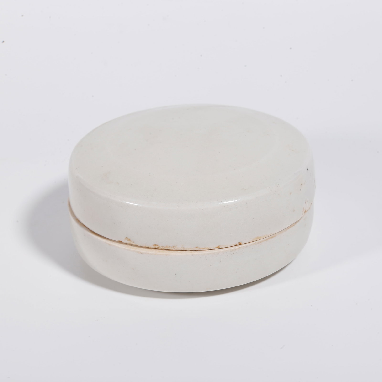 A WHITE GLAZE COVERED BOX: White Glaze Covered Box