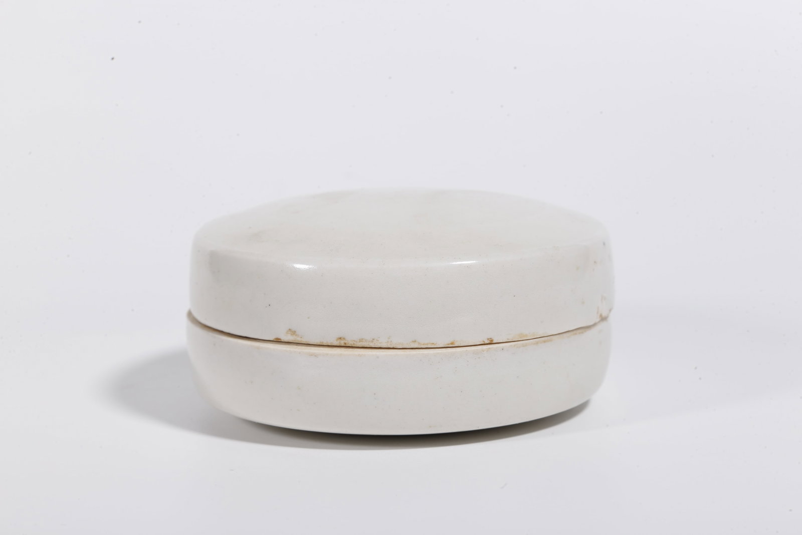 A WHITE GLAZE COVERED BOX - 2