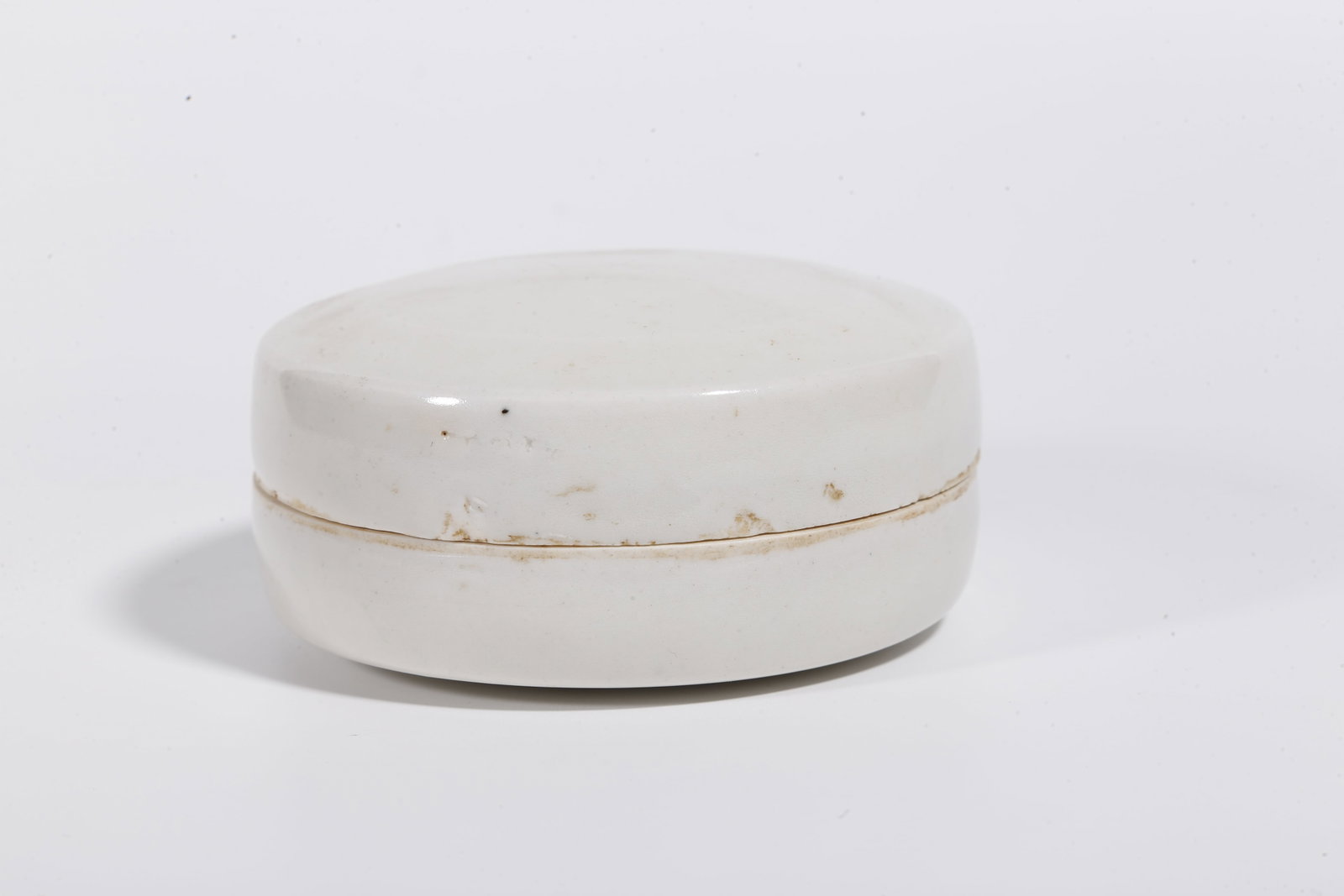A WHITE GLAZE COVERED BOX - 3