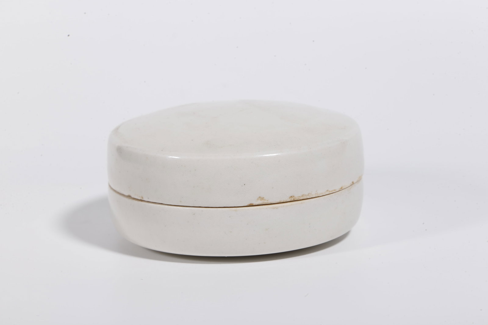 A WHITE GLAZE COVERED BOX - 5