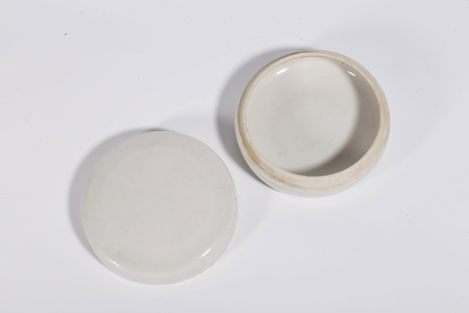 A WHITE GLAZE COVERED BOX - 7