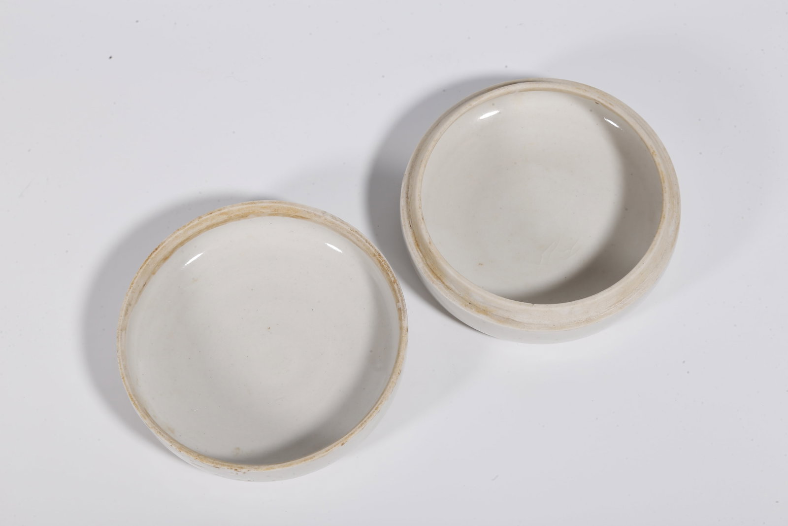 A WHITE GLAZE COVERED BOX - 8