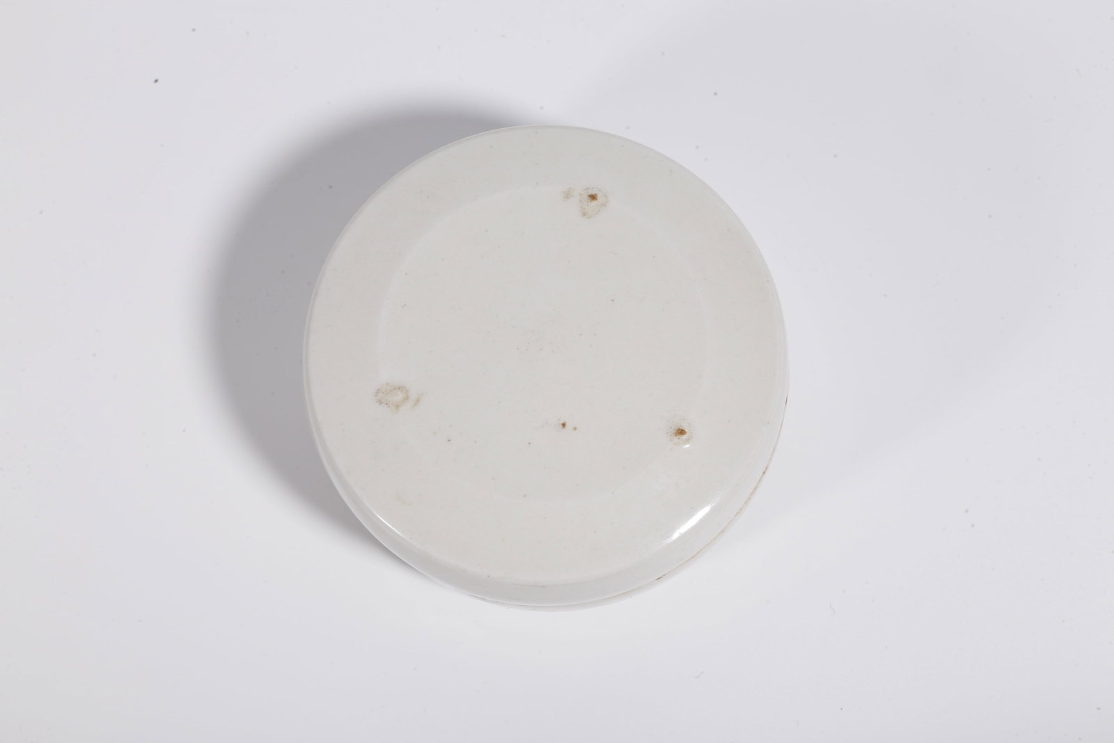 A WHITE GLAZE COVERED BOX - 9