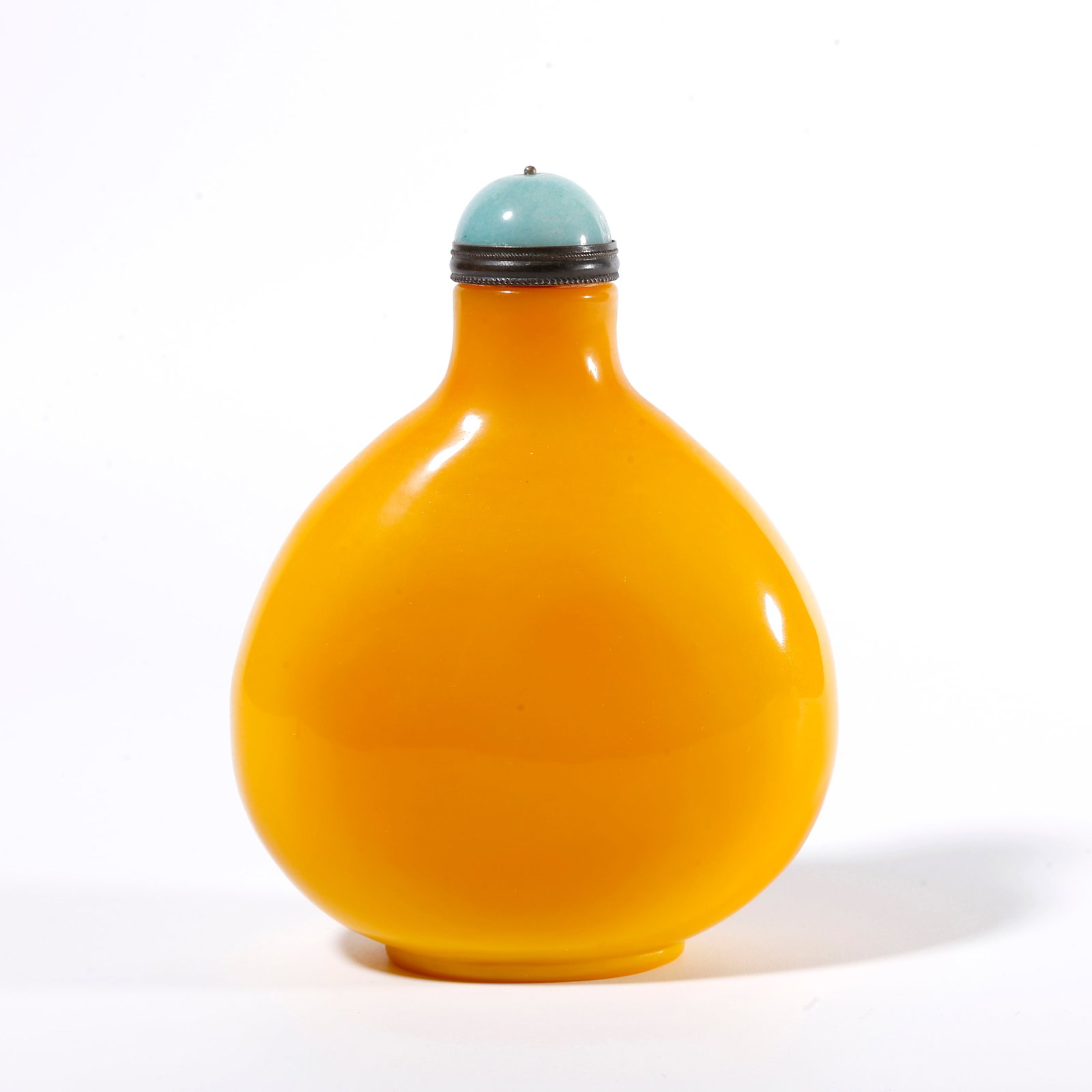 A GLASS SNUFF BOTTLE: Glass Snuff Bottle
