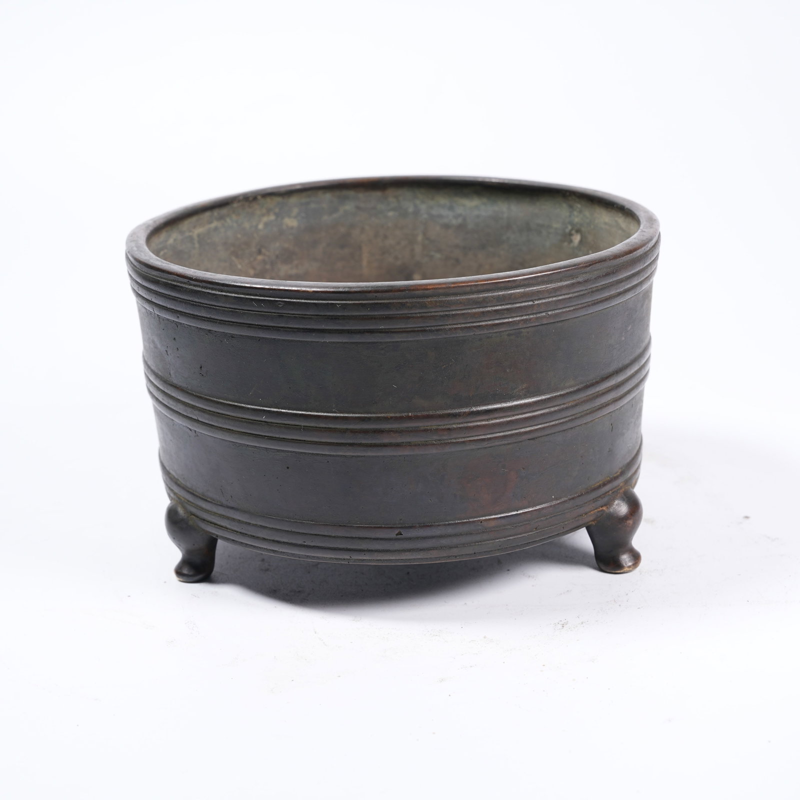 A BRONZE THREE-LEGGED CYLINDRICAL CENSER WITH STRING PATTERNS - 2