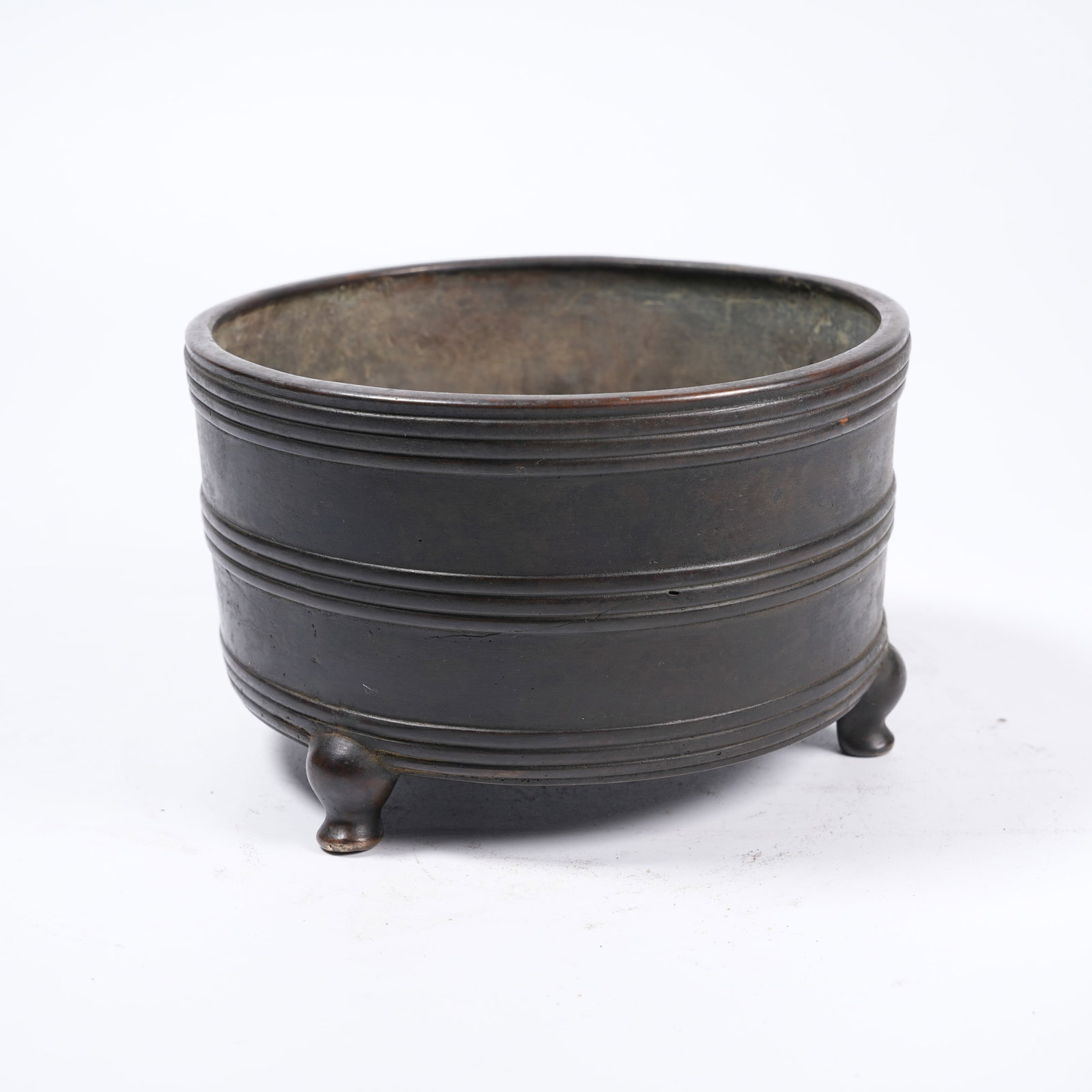 A BRONZE THREE-LEGGED CYLINDRICAL CENSER WITH STRING PATTERNS - 3