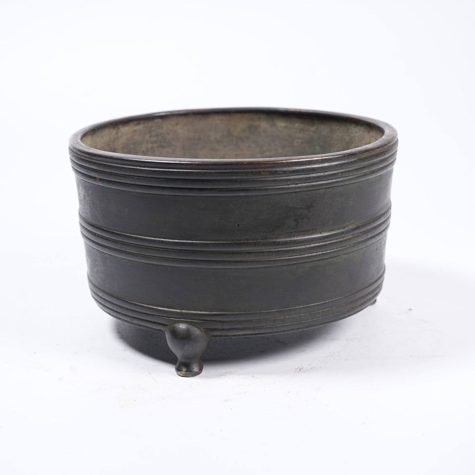 A BRONZE THREE-LEGGED CYLINDRICAL CENSER WITH STRING PATTERNS - 4