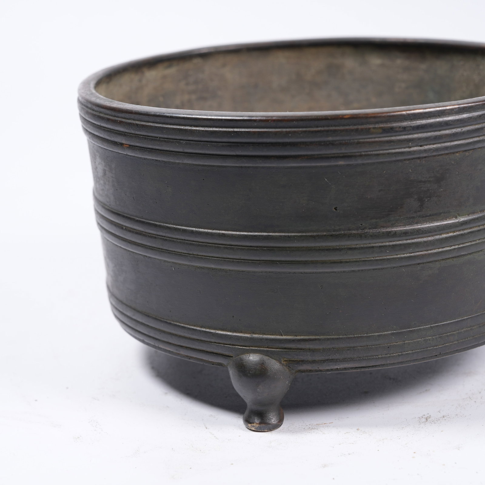 A BRONZE THREE-LEGGED CYLINDRICAL CENSER WITH STRING PATTERNS - 5