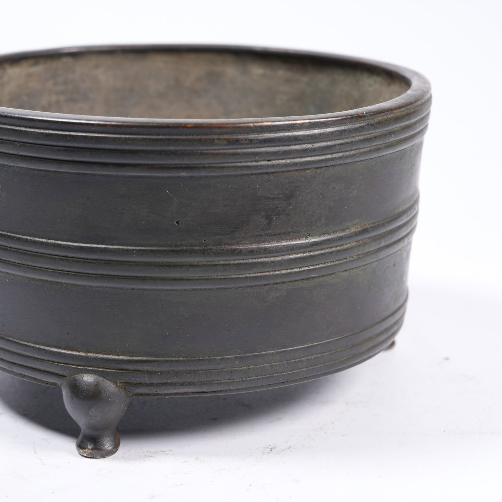 A BRONZE THREE-LEGGED CYLINDRICAL CENSER WITH STRING PATTERNS - 6