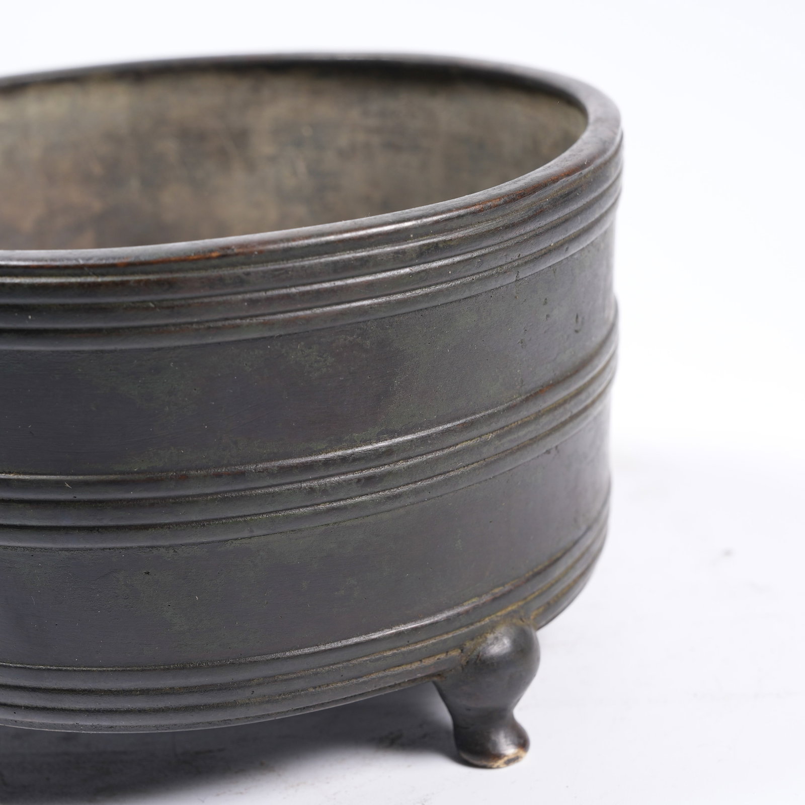 A BRONZE THREE-LEGGED CYLINDRICAL CENSER WITH STRING PATTERNS - 7