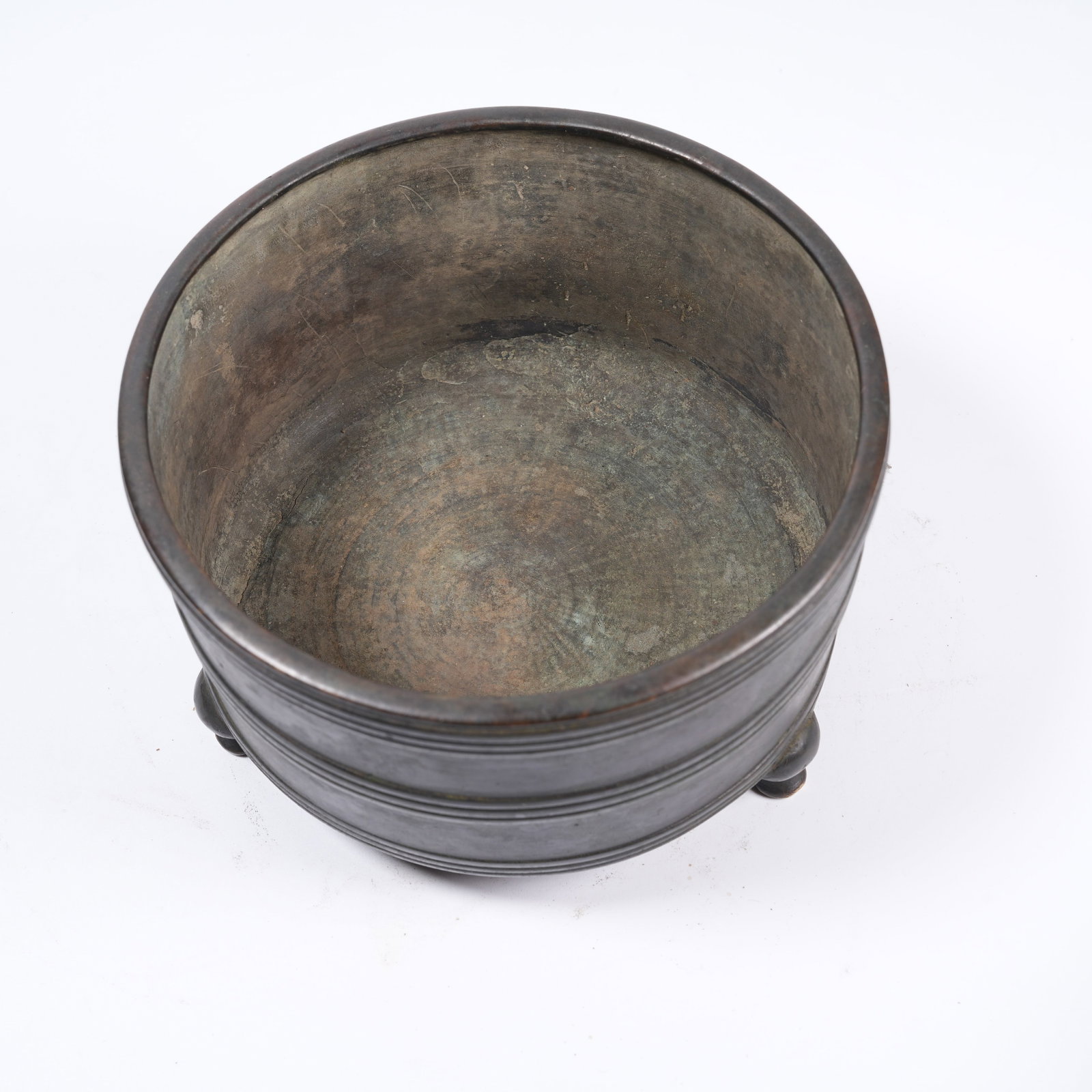 A BRONZE THREE-LEGGED CYLINDRICAL CENSER WITH STRING PATTERNS - 8