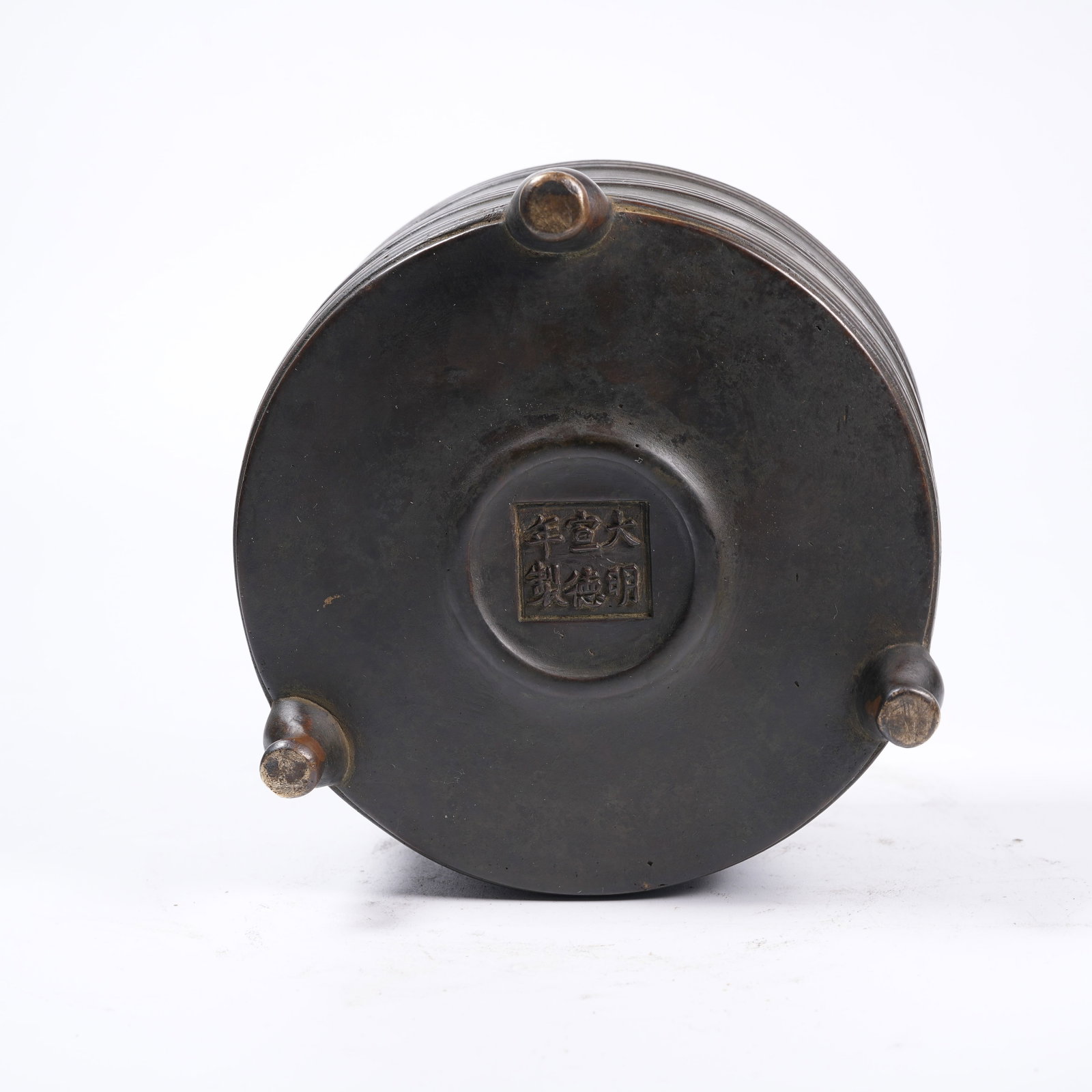 A BRONZE THREE-LEGGED CYLINDRICAL CENSER WITH STRING PATTERNS - 9