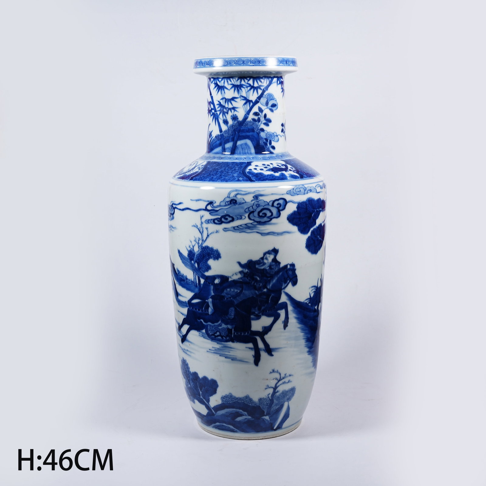 A BLUE AND WHITE MALLET VASE WITH WARRIOR FIGURE STORY PATTERN (1 of 10)