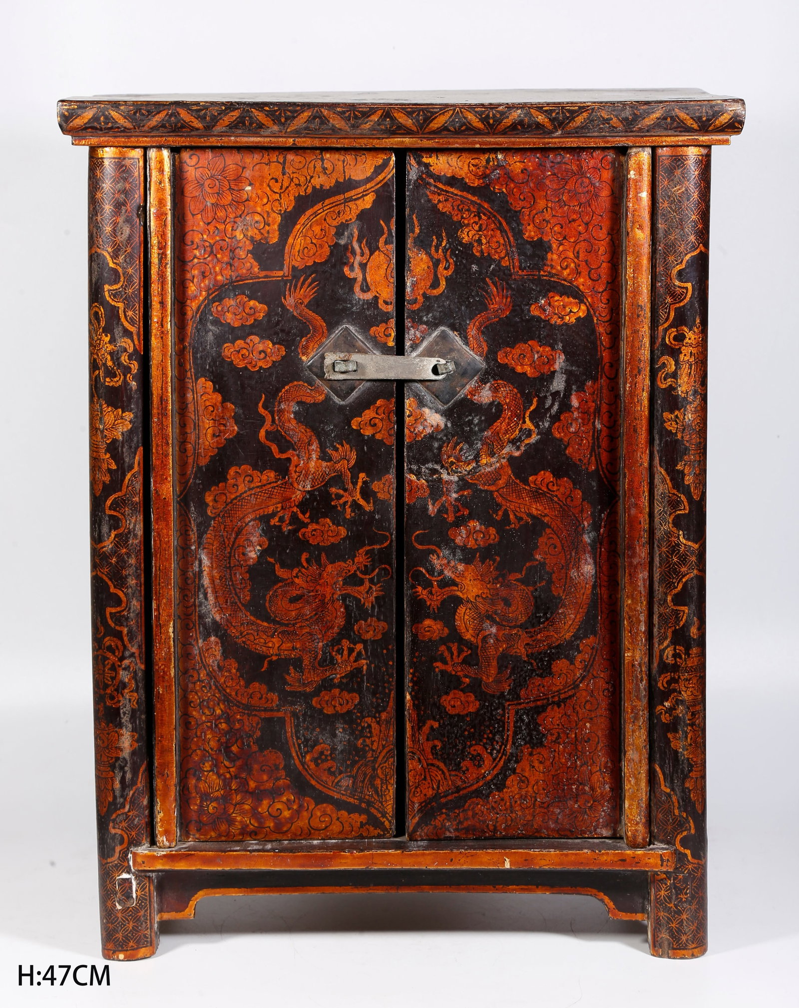 A SMALL GILT LACQUER CABINET WITH DRAGON PATTERN (1 of 9)