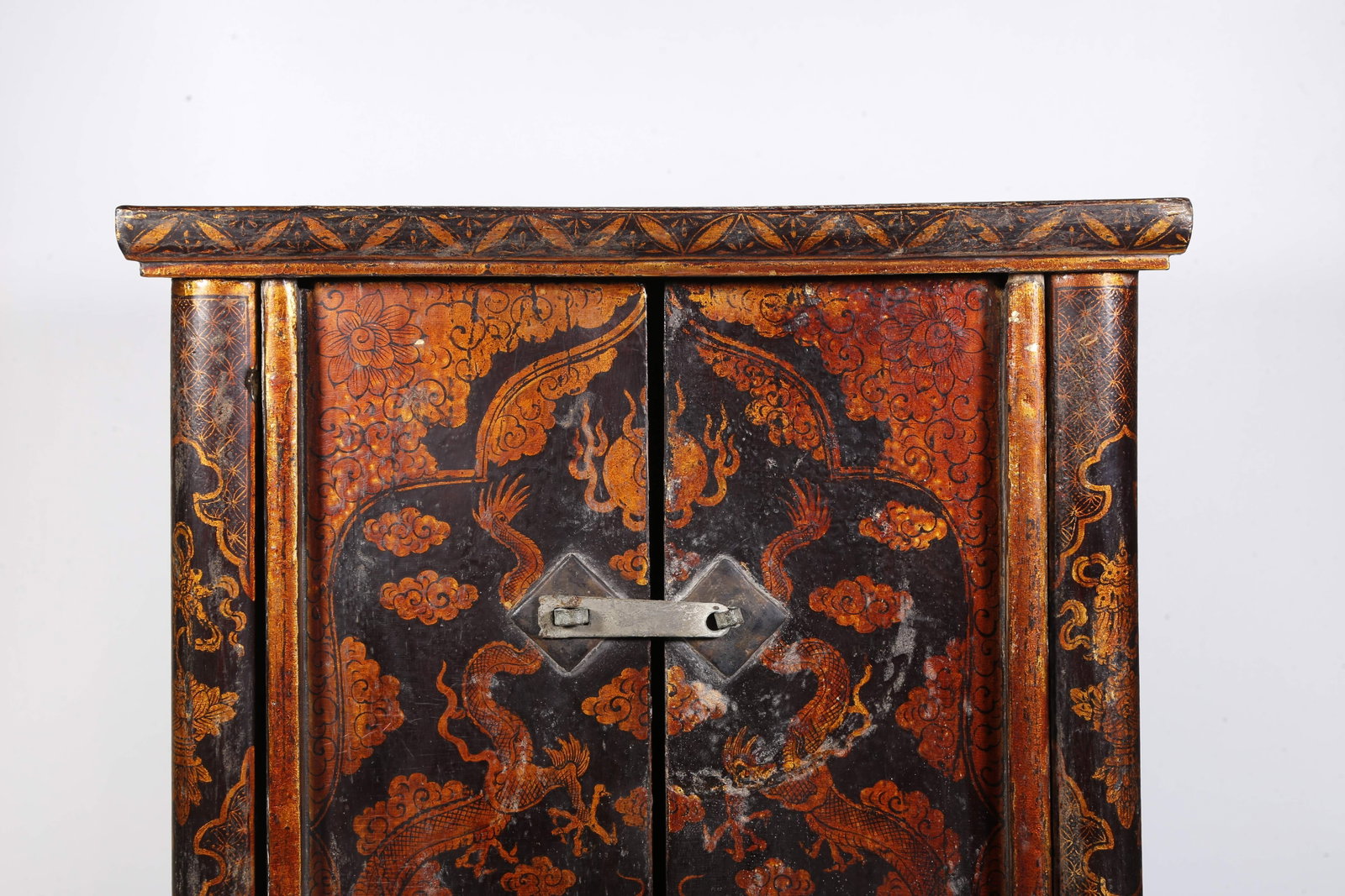 A SMALL GILT LACQUER CABINET WITH DRAGON PATTERN - 2