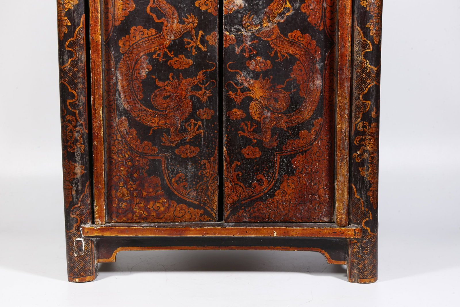 A SMALL GILT LACQUER CABINET WITH DRAGON PATTERN - 3